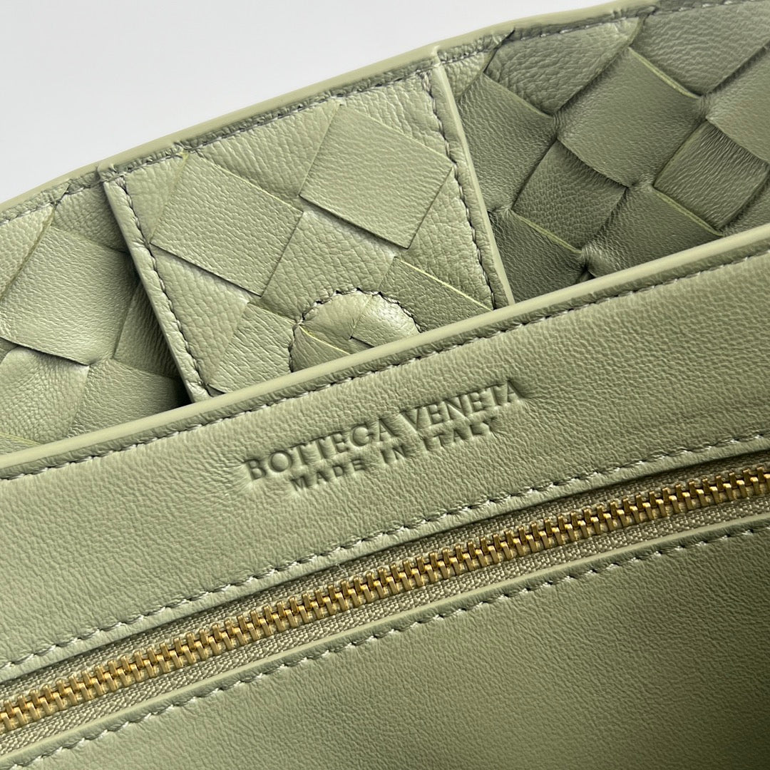 Bottega Veneta bv medium andiamo 32 light green lambskin