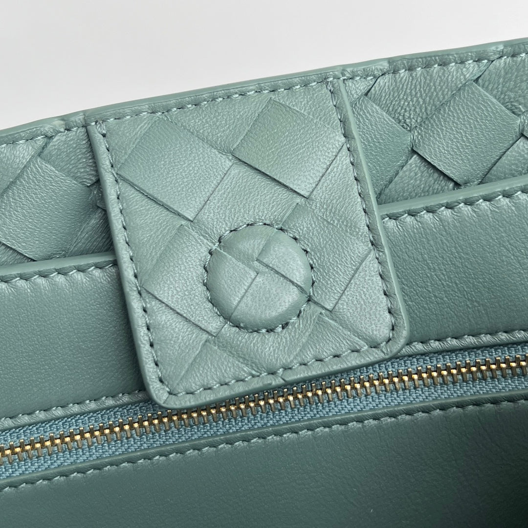 Bottega Veneta bv medium andiamo 32 cloud blue lambskin