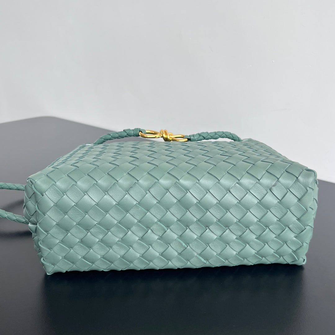 Bottega Veneta bv medium andiamo 32 cloud blue lambskin