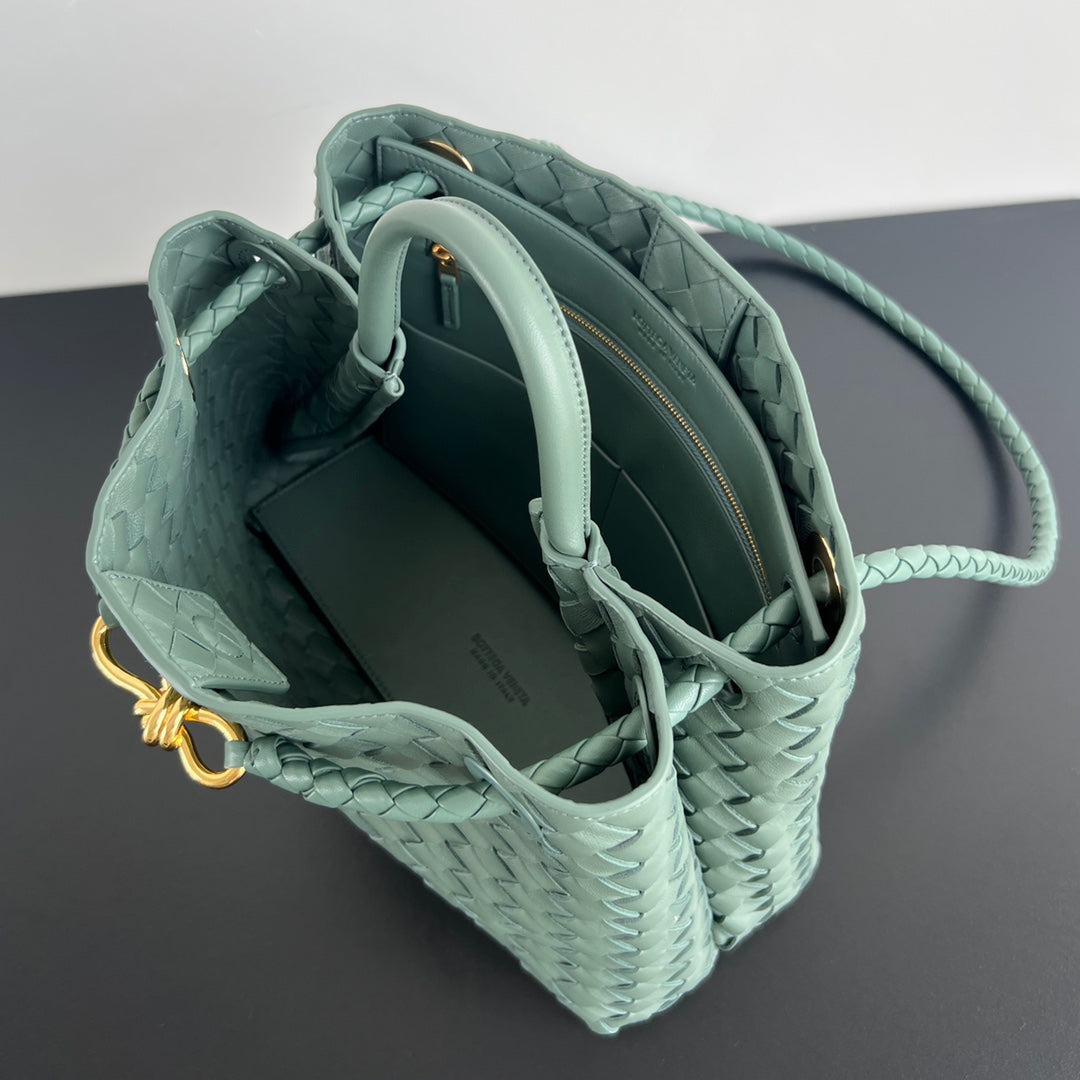 Bottega Veneta bv medium andiamo 32 cloud blue lambskin