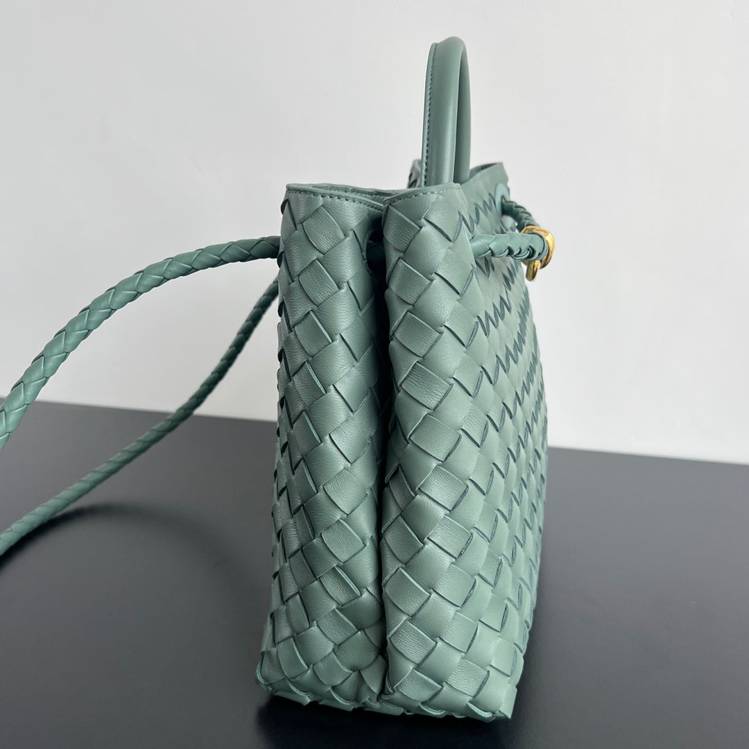 Bottega Veneta bv medium andiamo 32 cloud blue lambskin