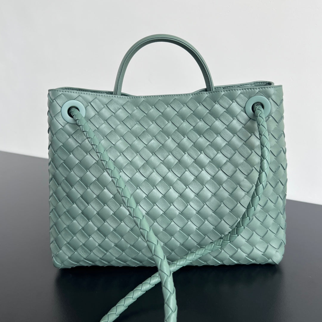 Bottega Veneta bv medium andiamo 32 cloud blue lambskin
