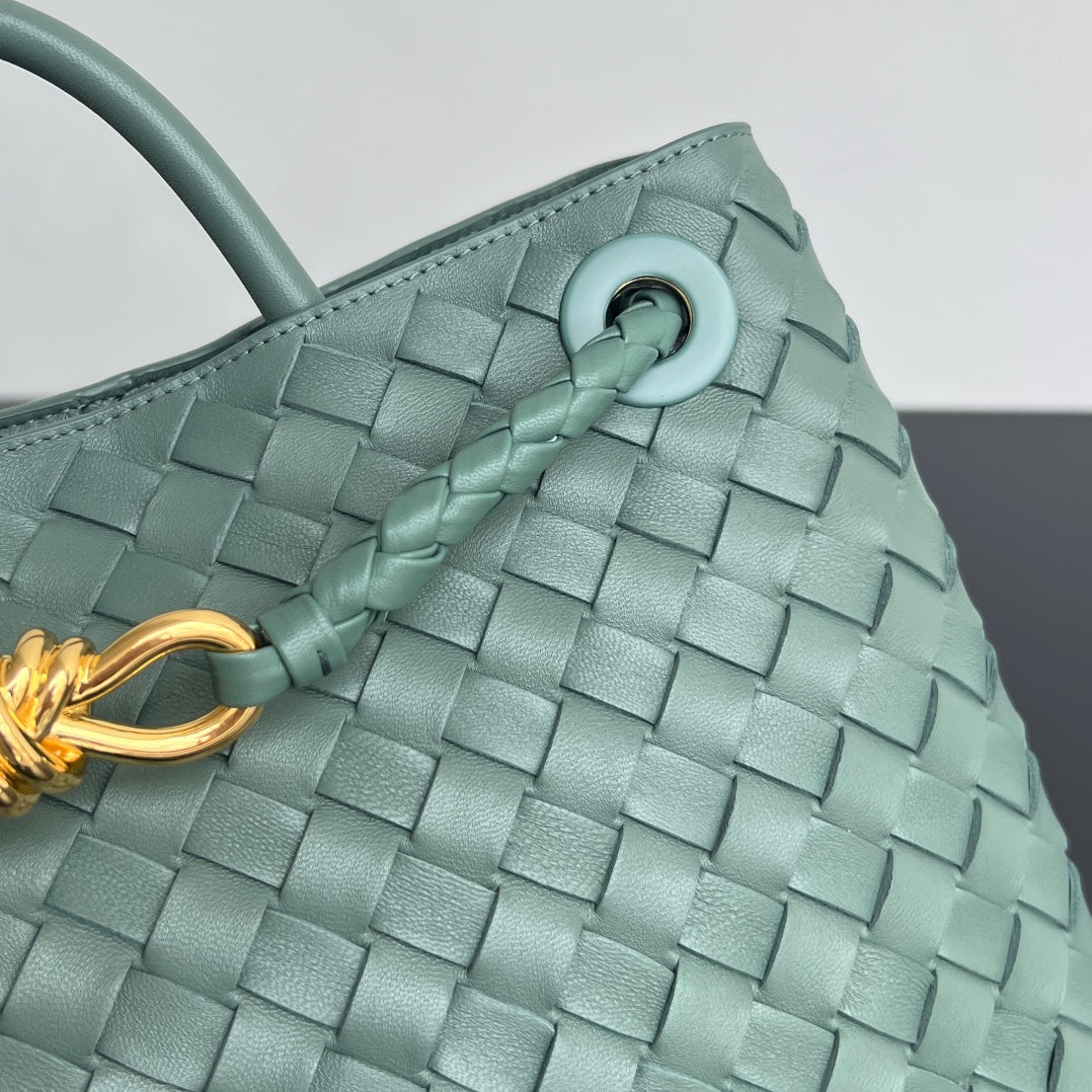 Bottega Veneta bv medium andiamo 32 cloud blue lambskin