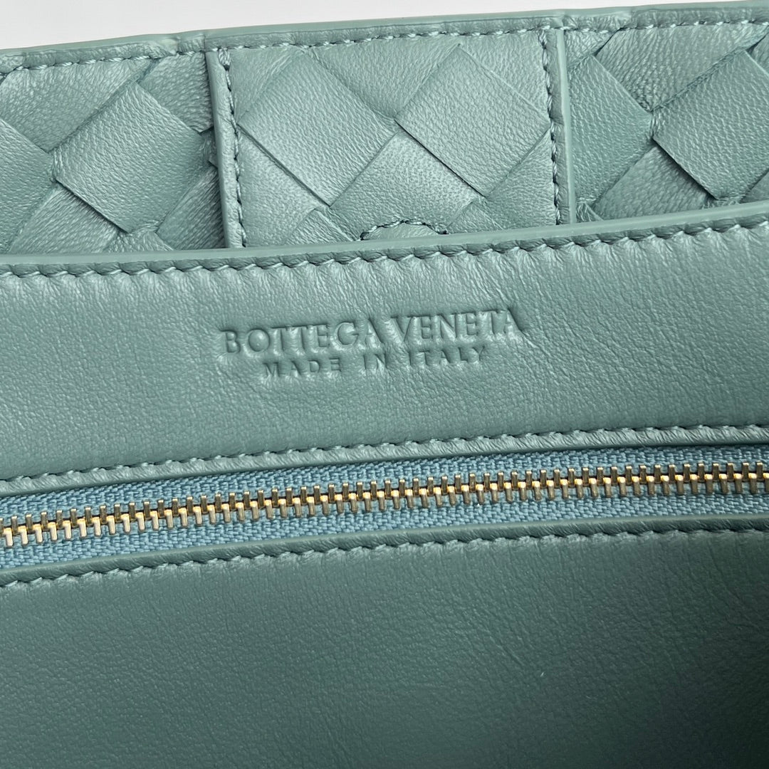 Bottega Veneta bv medium andiamo 32 cloud blue lambskin