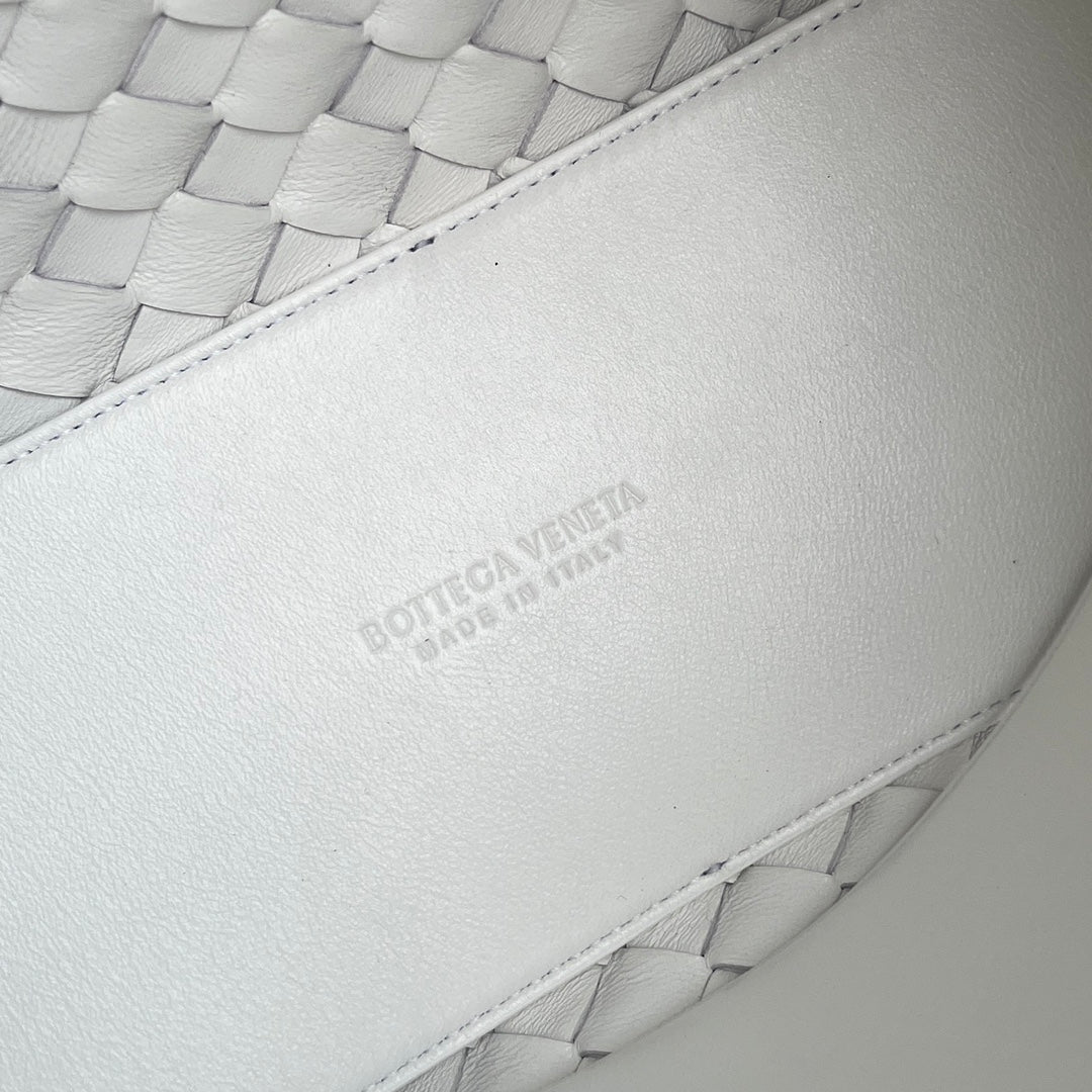 Bottega Veneta bv medium andiamo 32 light green lambskin