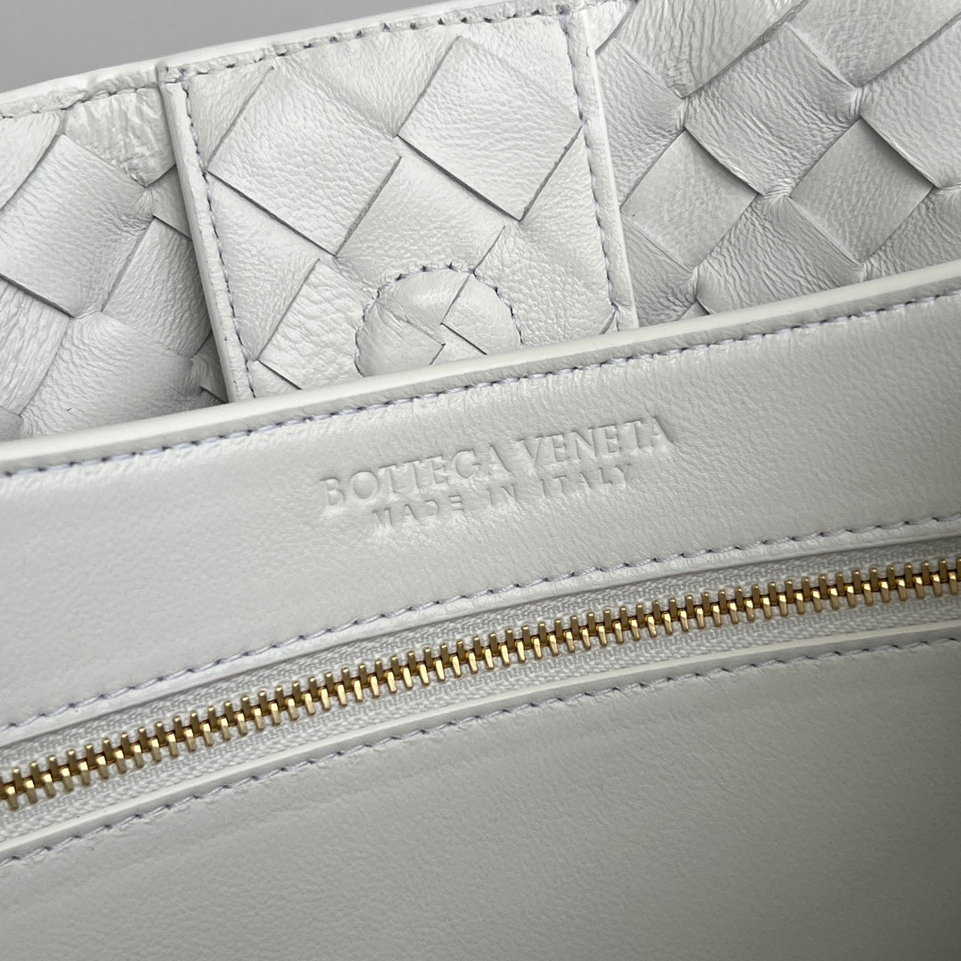 Bottega Veneta bv medium andiamo 32 white lambskin
