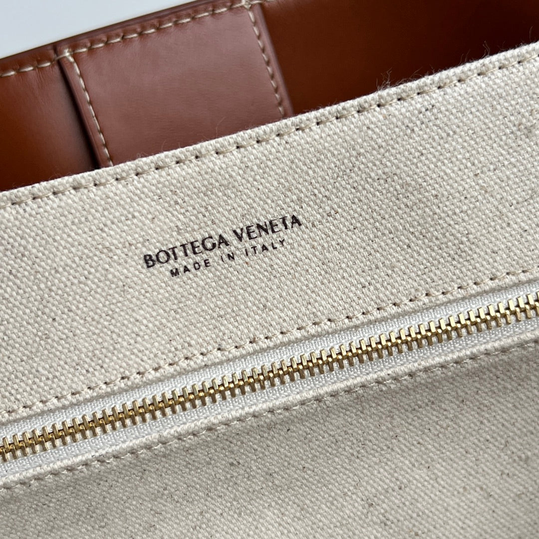 Bottega Veneta LARGE ANDIAMO 42 IN WHITE BROWN CALFSKIN AND CANVAS