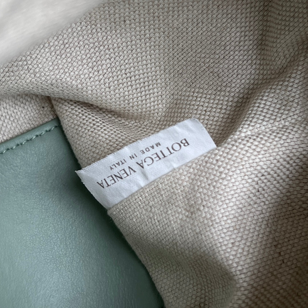 Bottega Veneta BV Loop Top Handle 19cm Sauge Lambskin