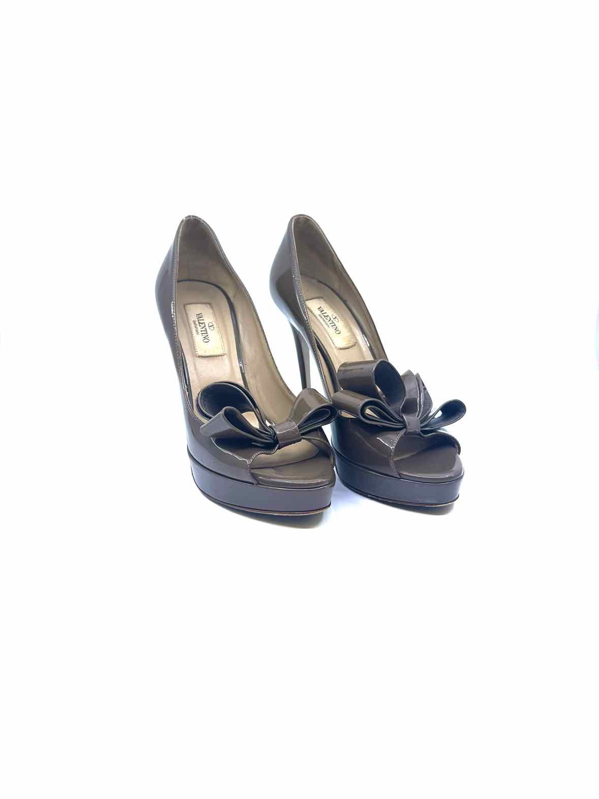 VALENTINO Size 6 Brown Patent Leather Solid Pumps