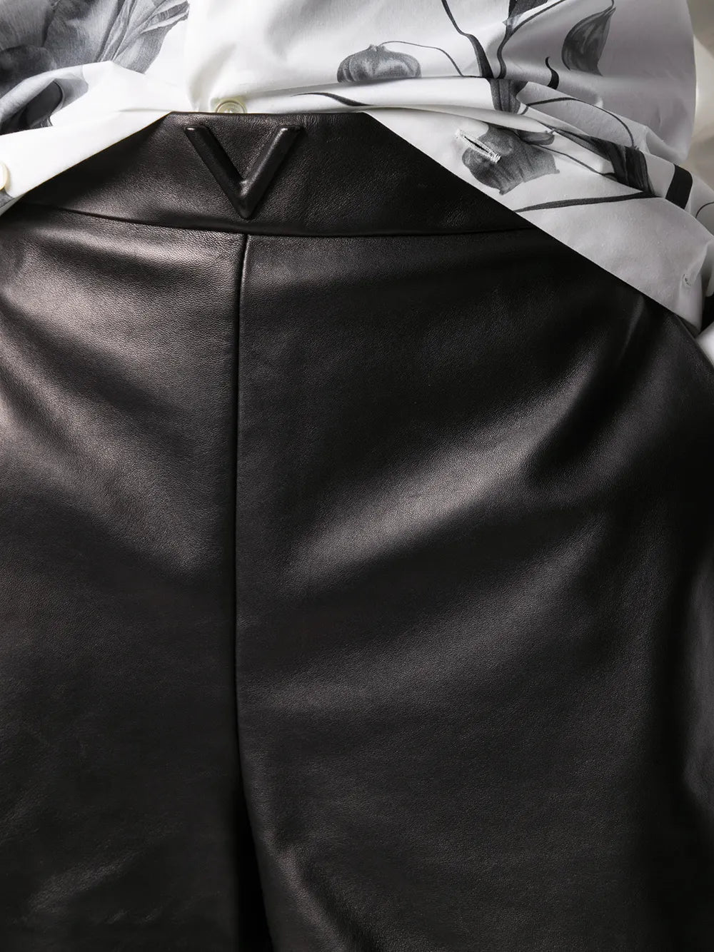 Valentino Garavani High-Waist Leather Shorts 40 Black