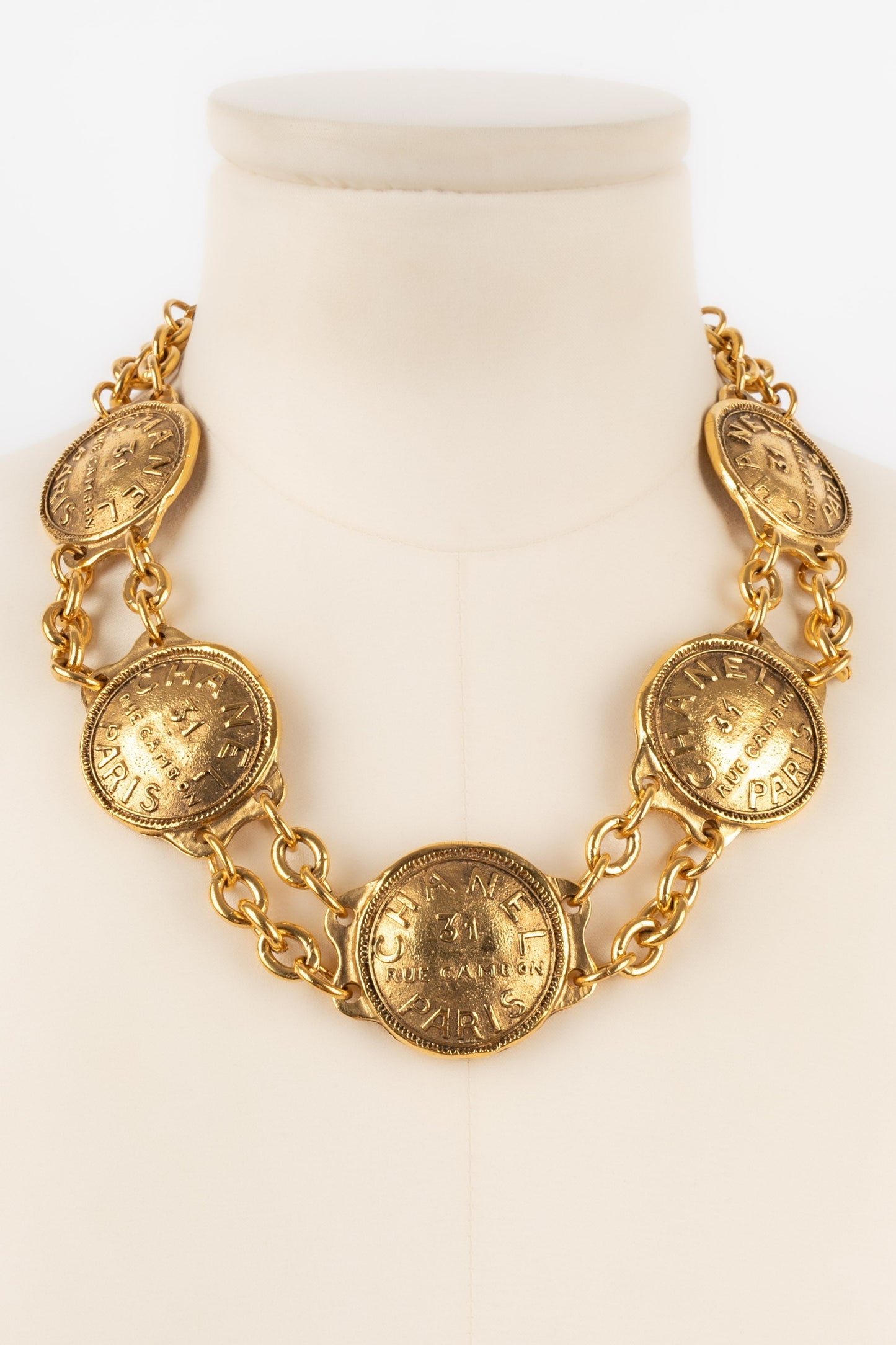 Collier court en métal doré Chanel