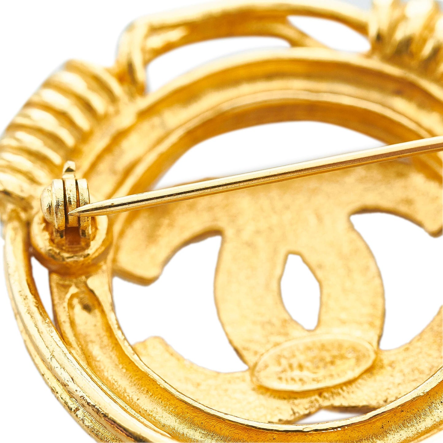 Chanel CC Brooch (SHG-zkE6ur)