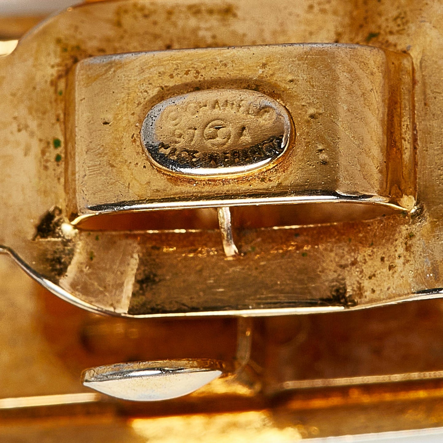 Chanel Logo Brooch (SHG-lptHjT)