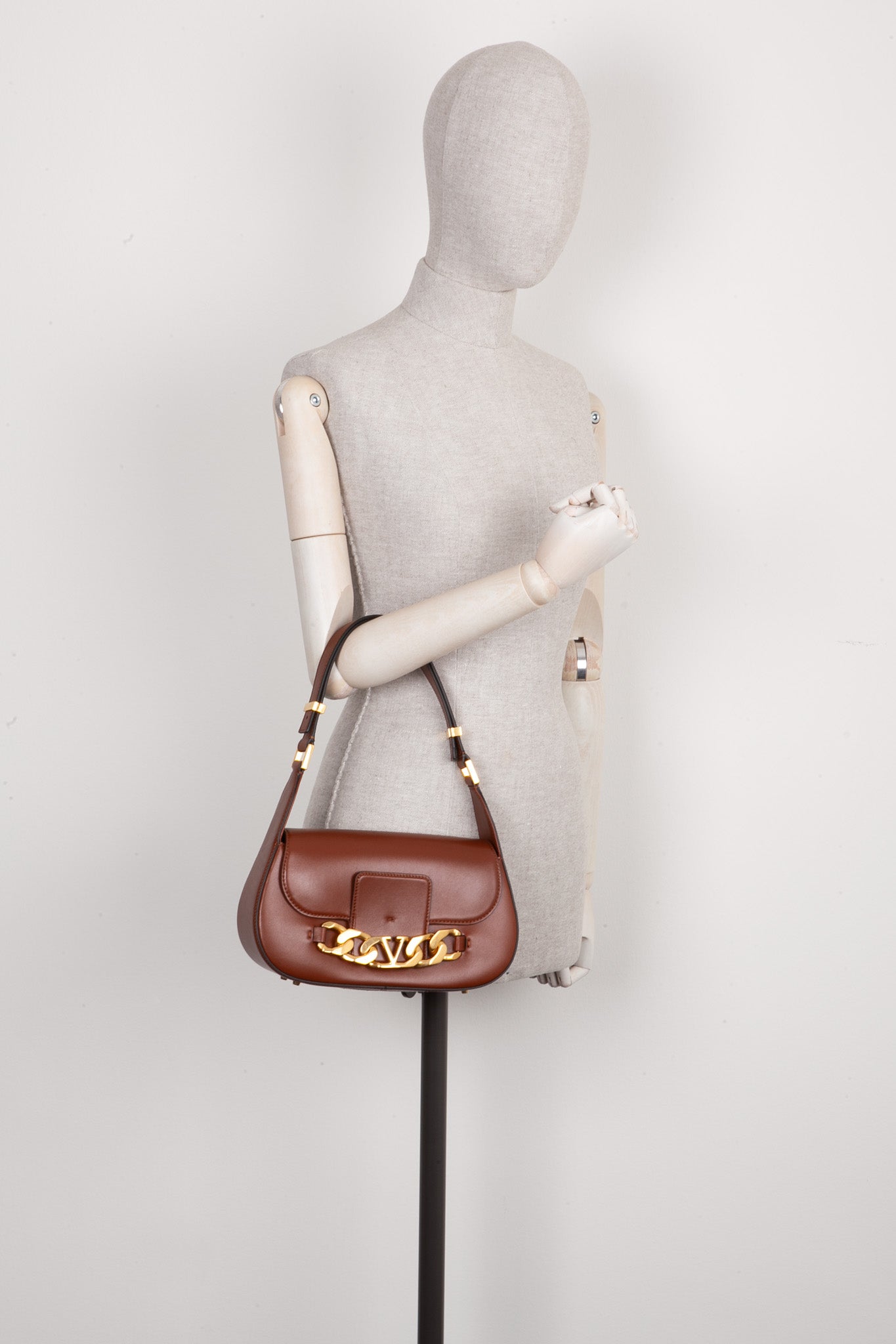 VALENTINO V Logo Chain Shoulder Bag Cognac