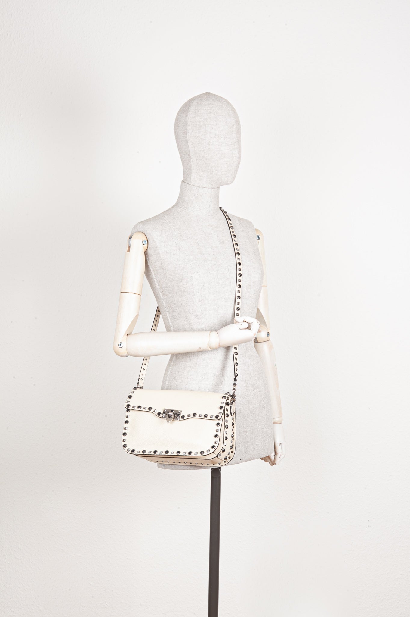 VALENTINO Rolling Rockstud Bag Ivory