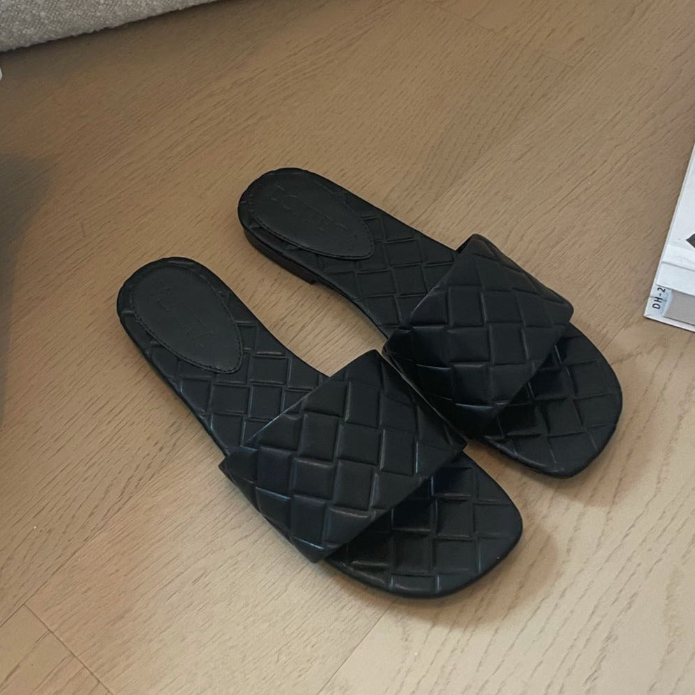 Bottega Veneta amy flat mule black lambskin