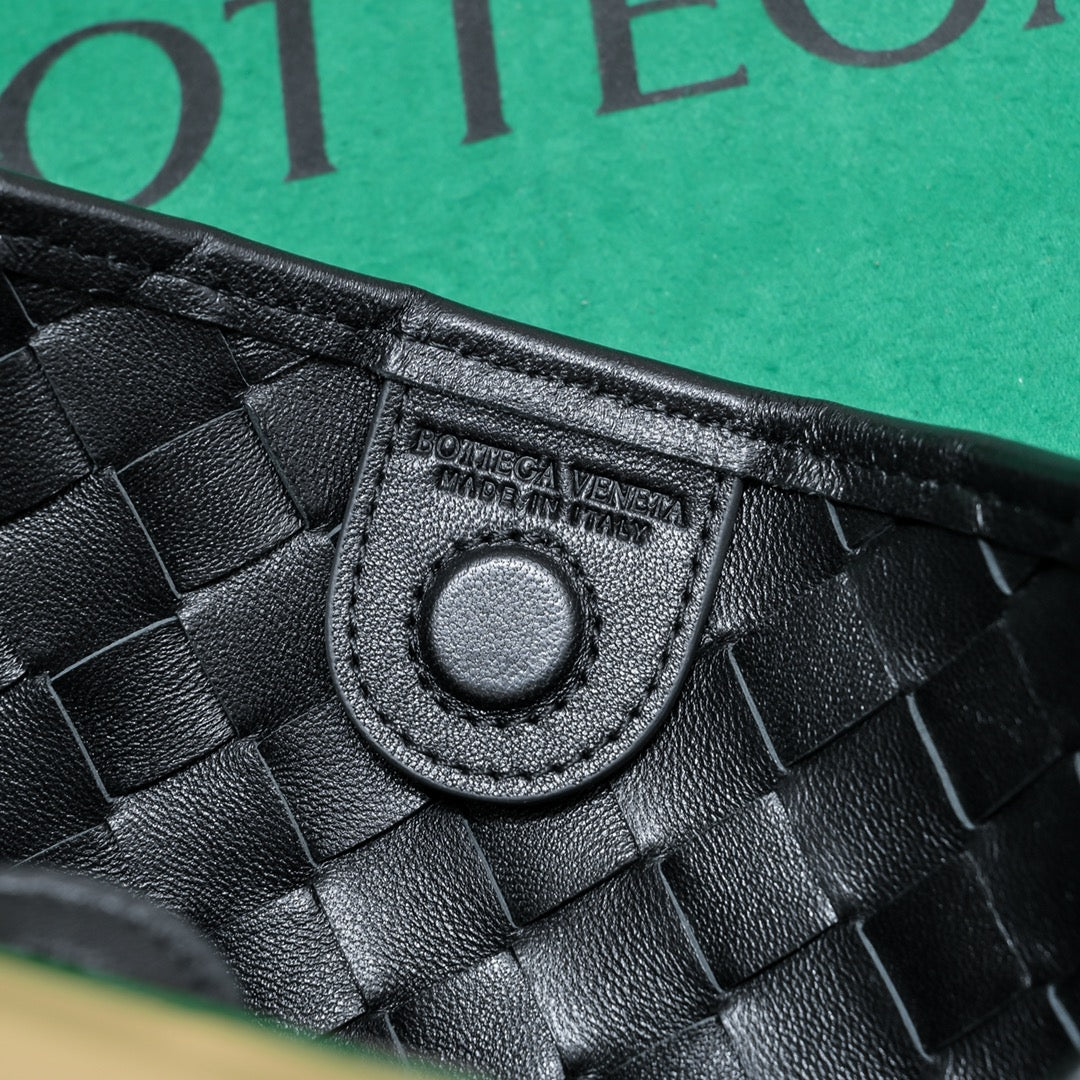 Bottega Veneta SARDINE 33 WITH CHAIN IN BLACK LAMBSKIN