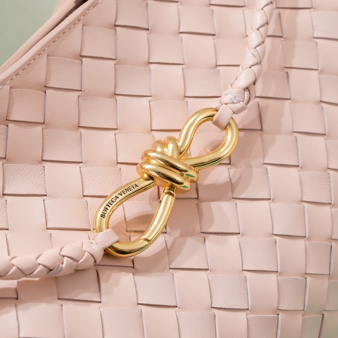 Bottega Veneta bv medium andiamo 32 light pink lambskin