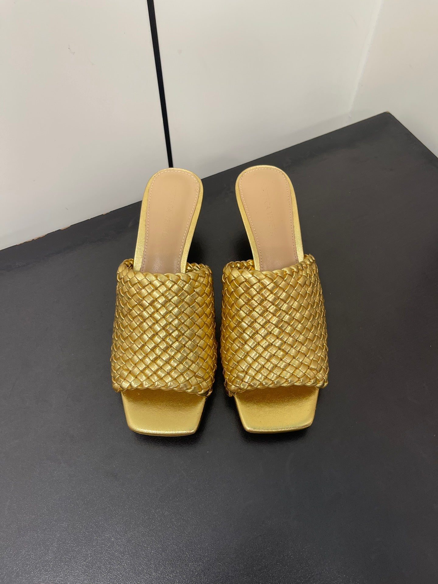 Bottega Veneta knot mule 55 gold metalic lambskin