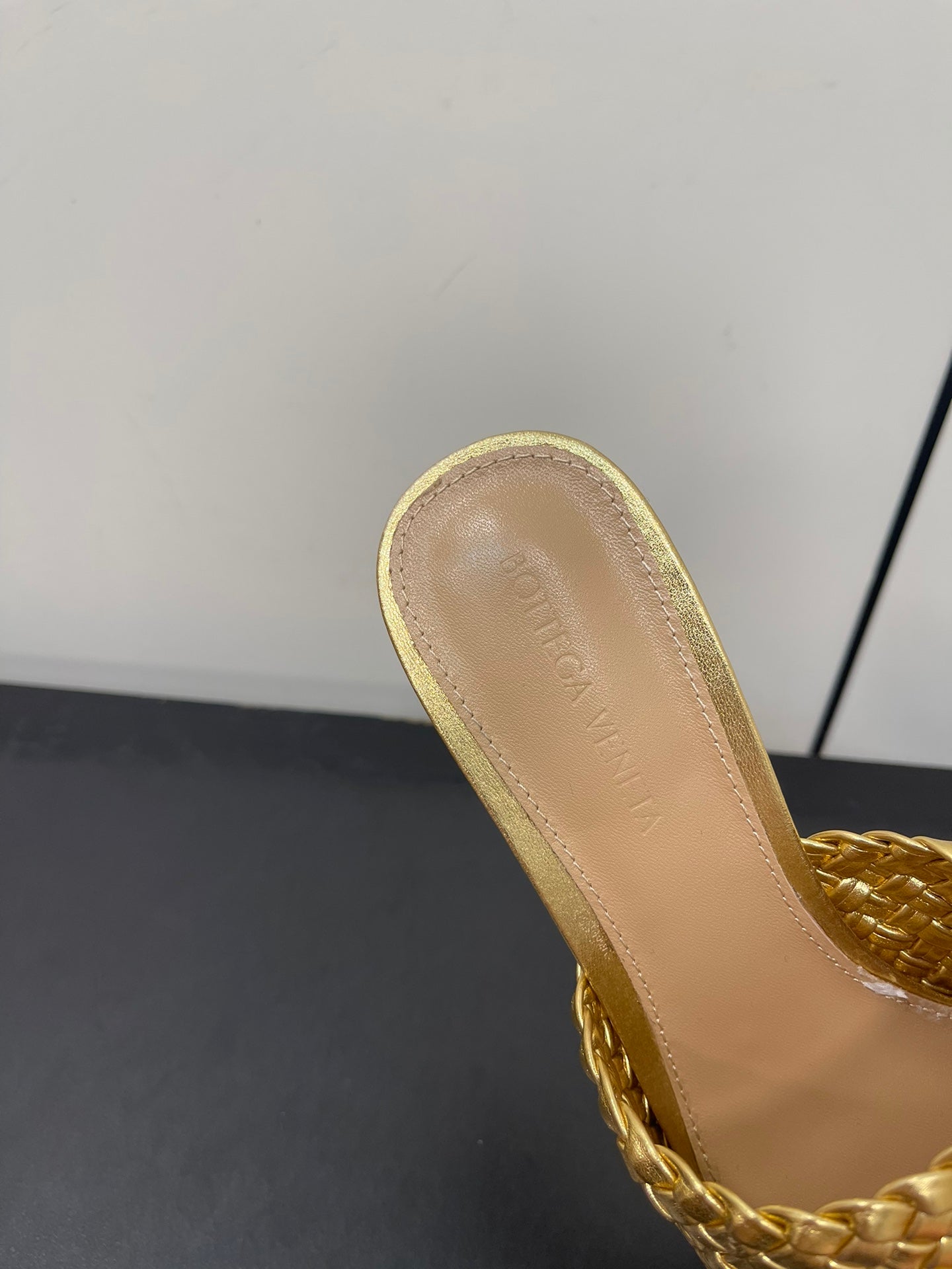 Bottega Veneta knot mule 55 gold metalic lambskin