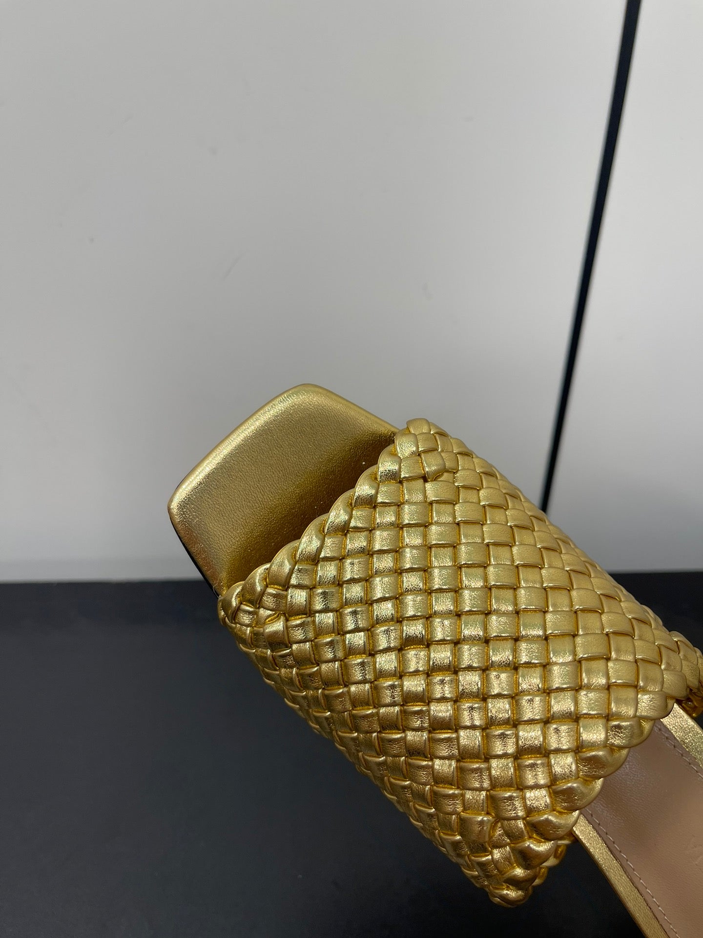 Bottega Veneta knot mule 55 gold metalic lambskin