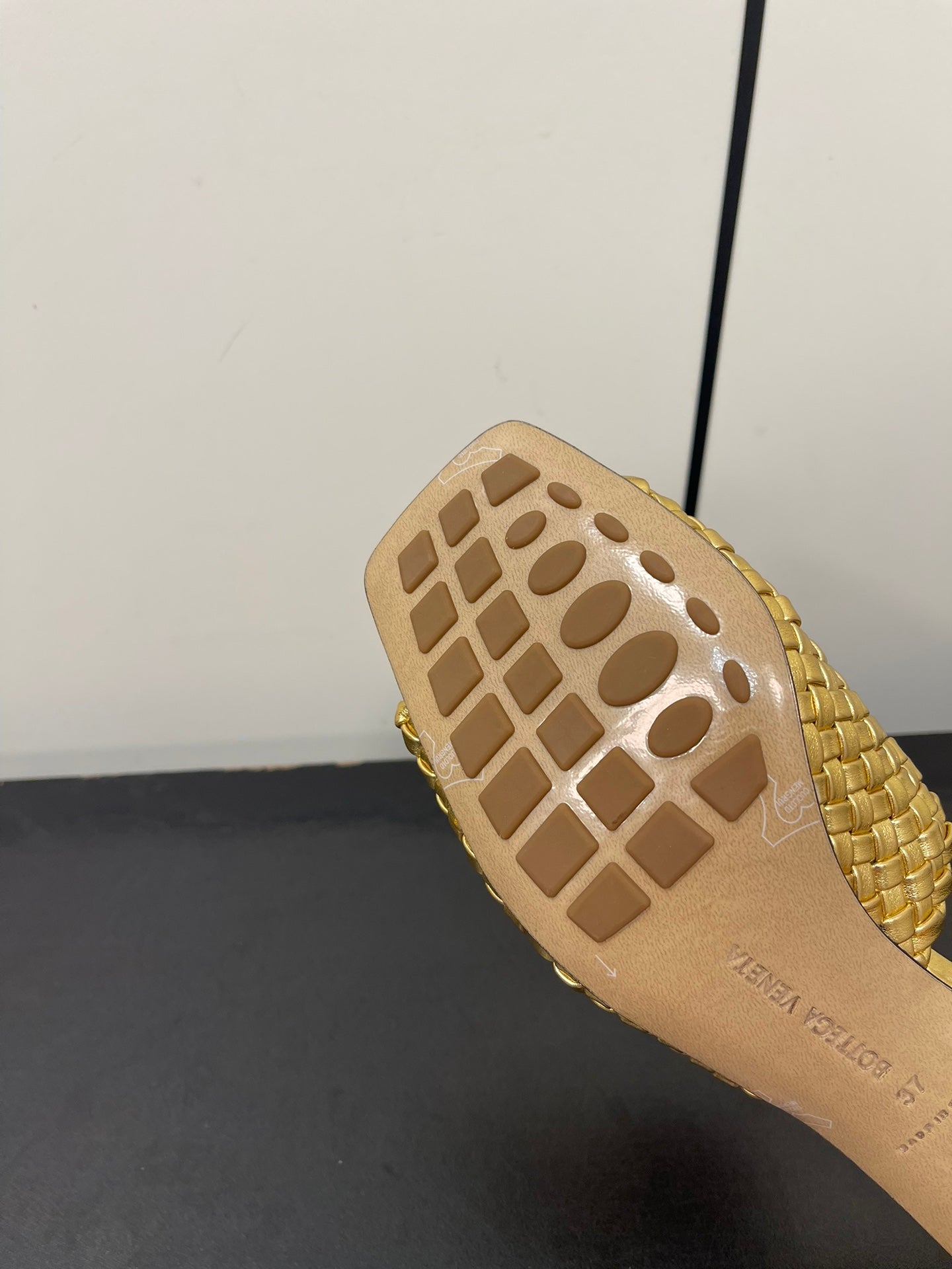 Bottega Veneta knot mule 55 gold metalic lambskin