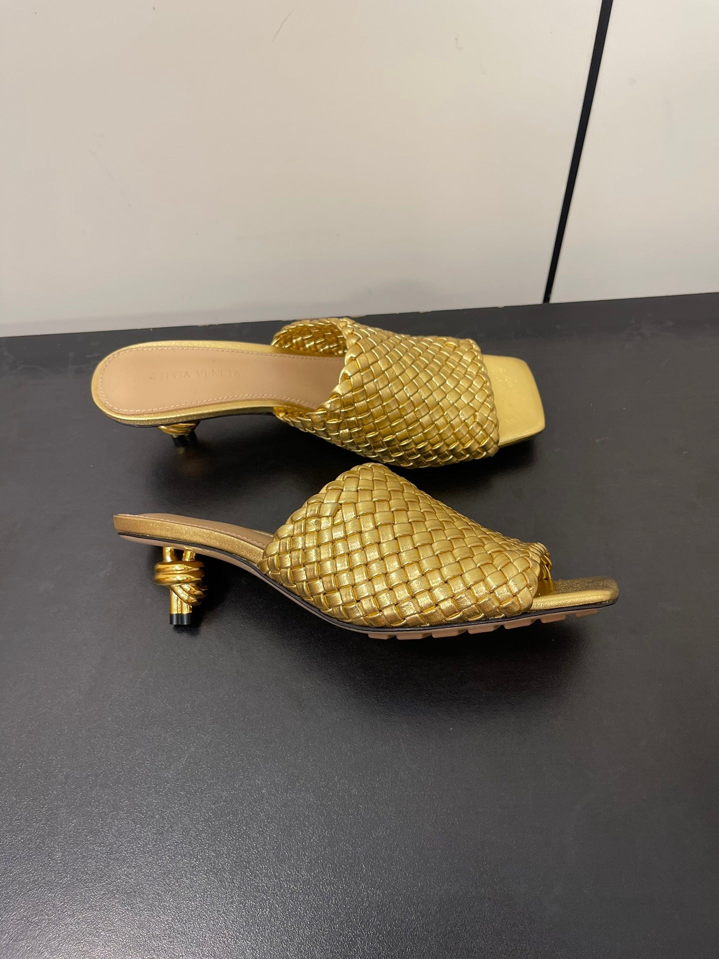 Bottega Veneta knot mule 55 gold metalic lambskin