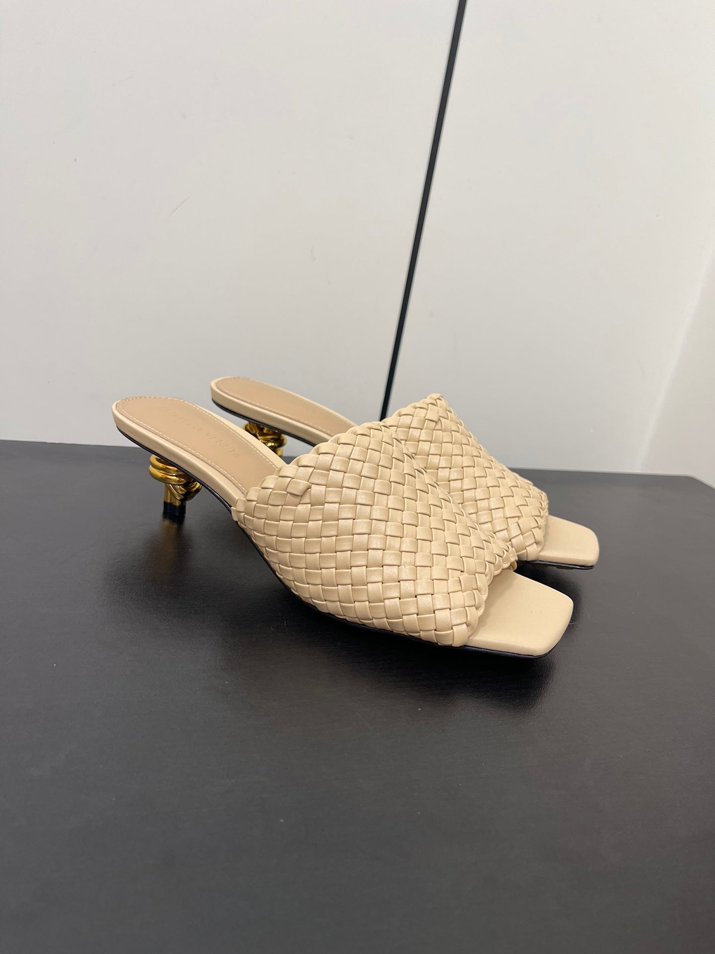 Bottega Veneta knot mule 55 beige lambskin
