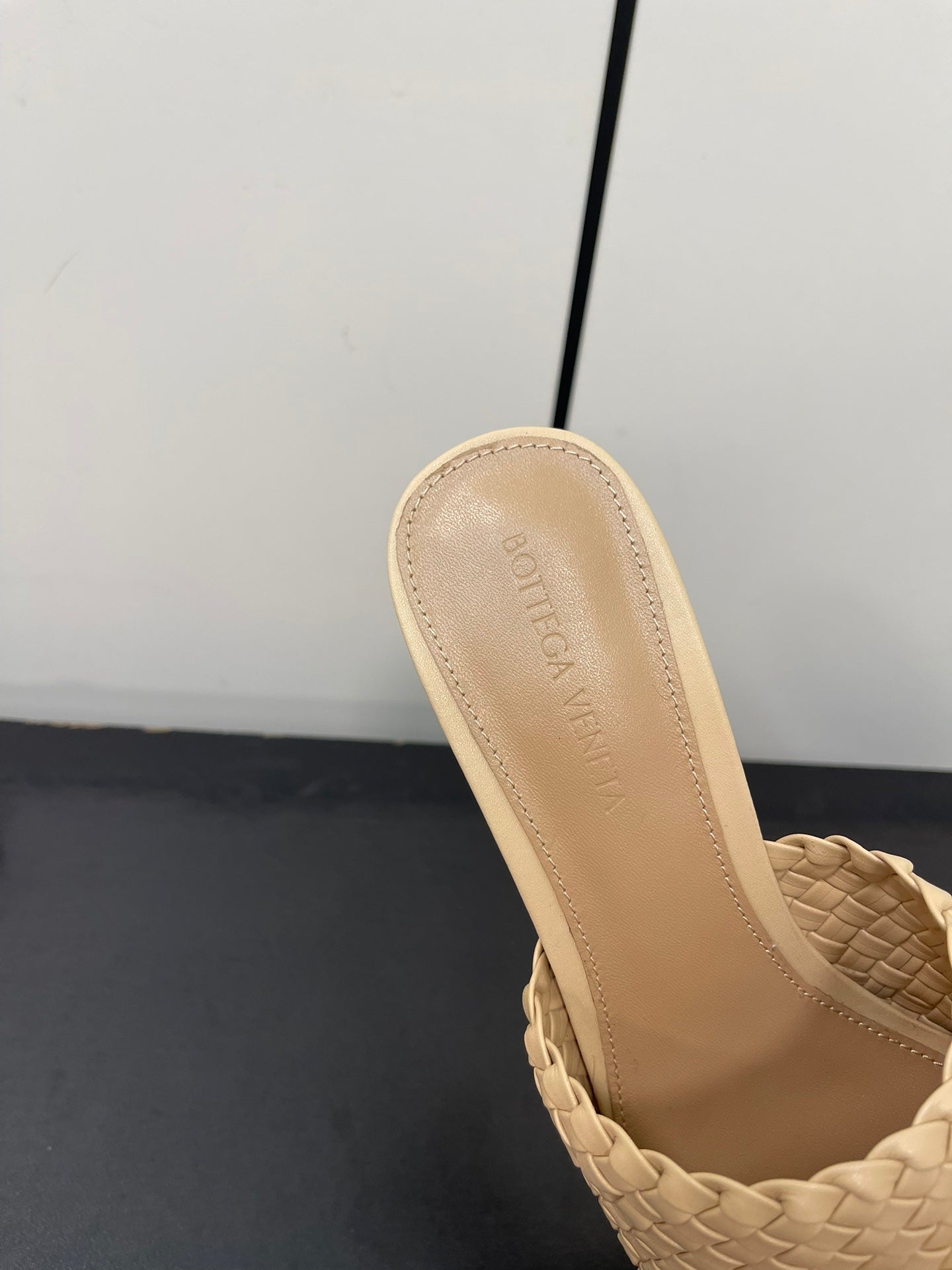 Bottega Veneta knot mule 55 beige lambskin