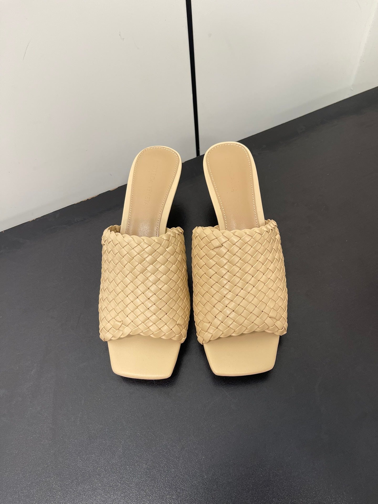 Bottega Veneta knot mule 55 beige lambskin