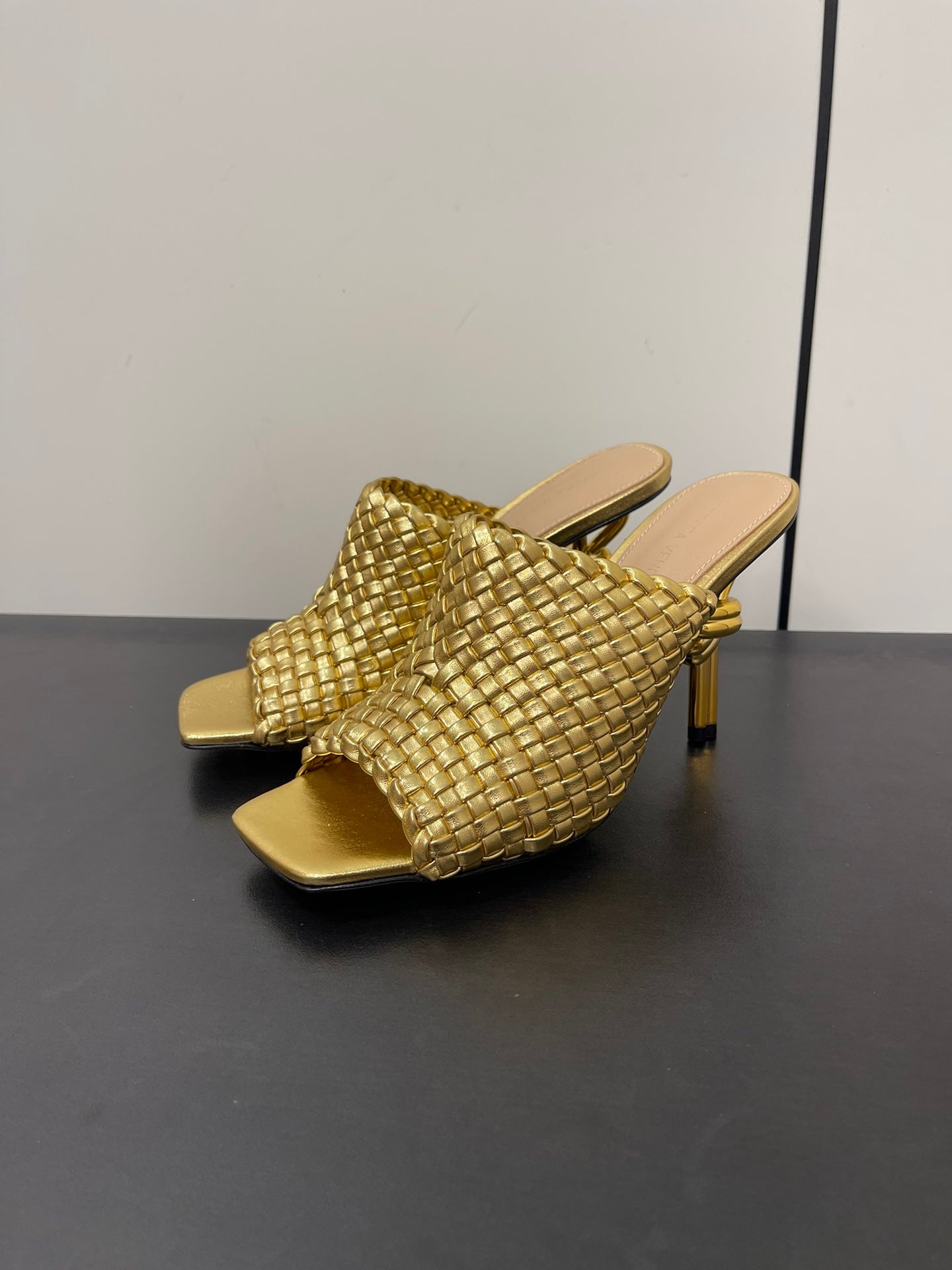 Bottega Veneta knot mule 95 gold metalic lambskin