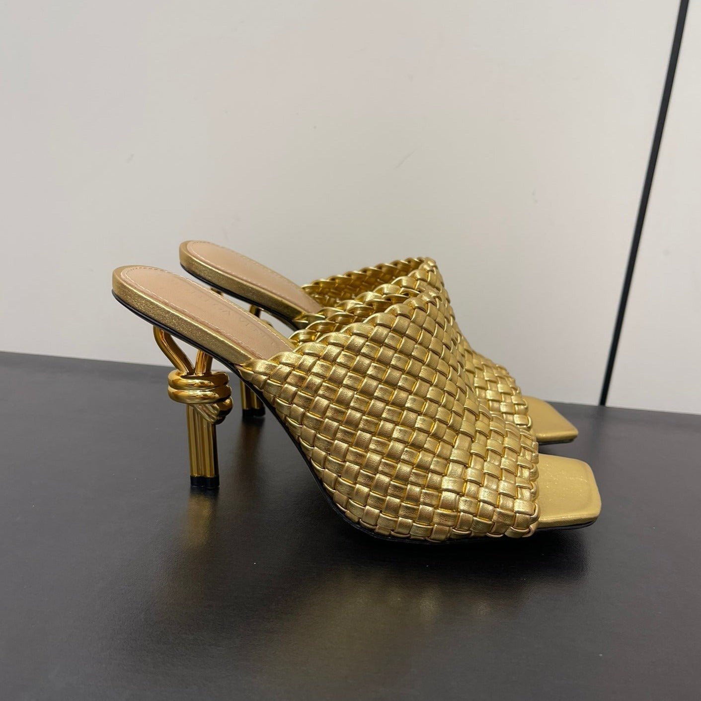 Bottega Veneta knot mule 95 gold metalic lambskin