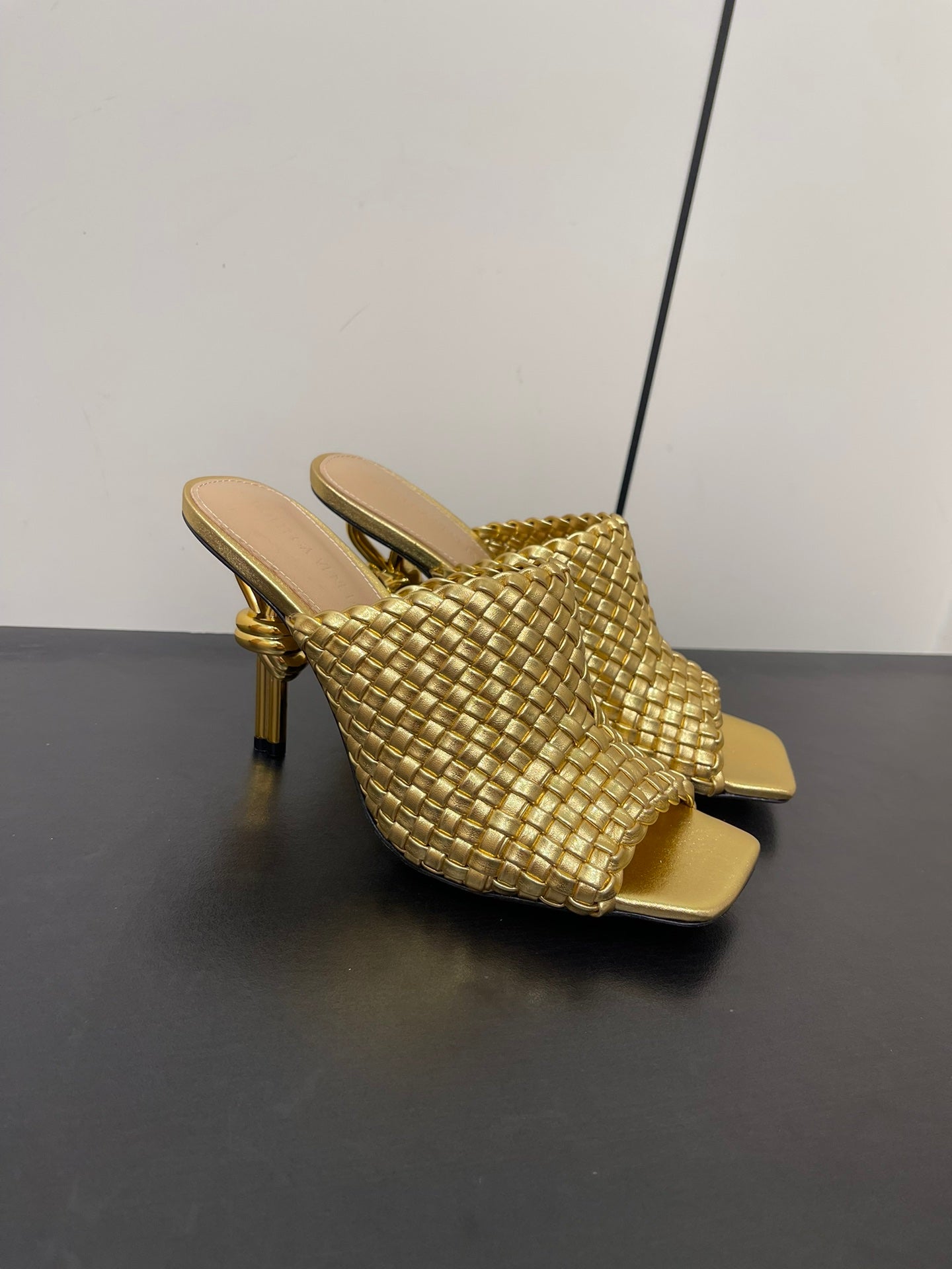Bottega Veneta knot mule 95 gold metalic lambskin