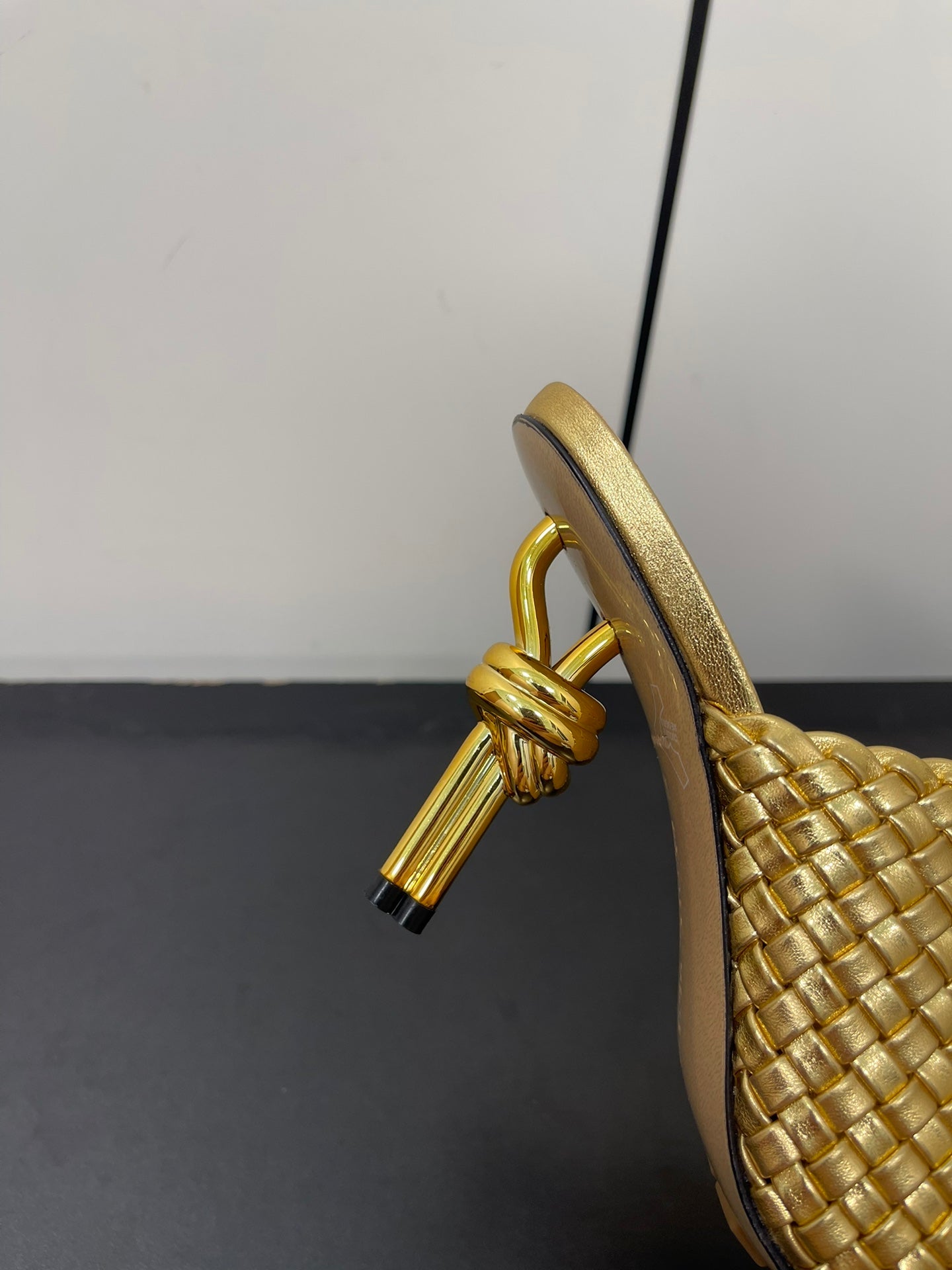 Bottega Veneta knot mule 95 gold metalic lambskin