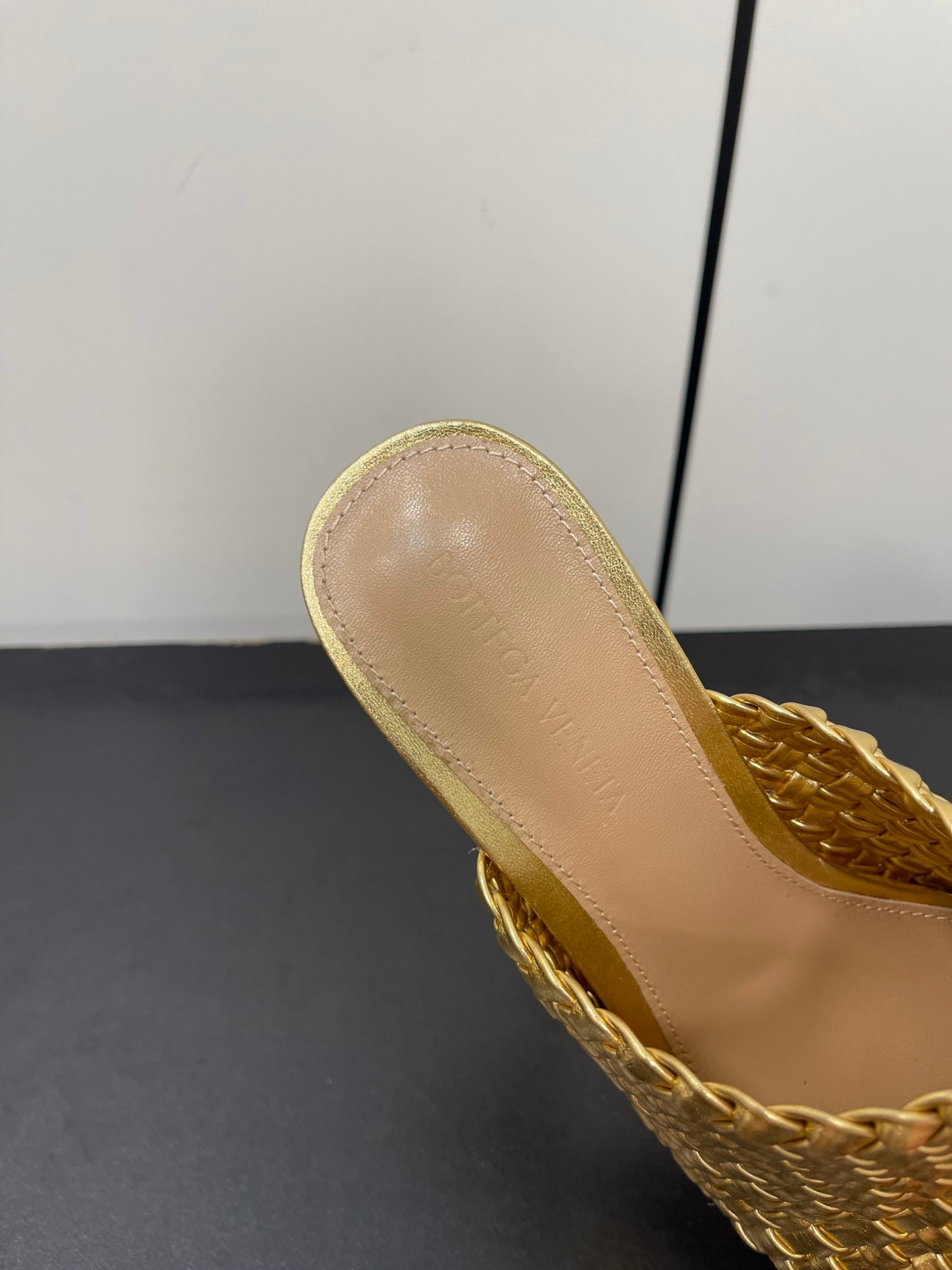 Bottega Veneta knot mule 95 gold metalic lambskin