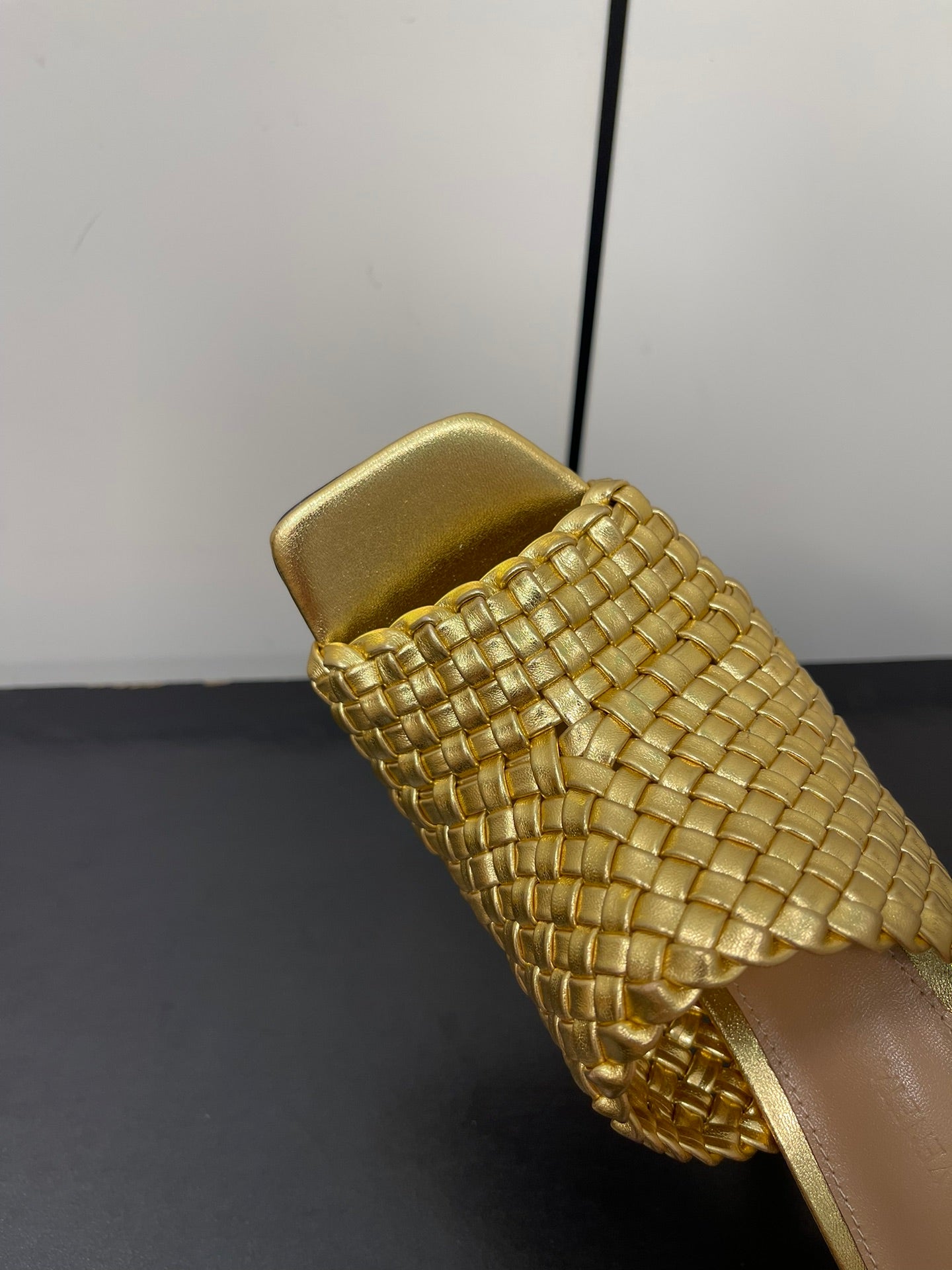 Bottega Veneta knot mule 95 gold metalic lambskin