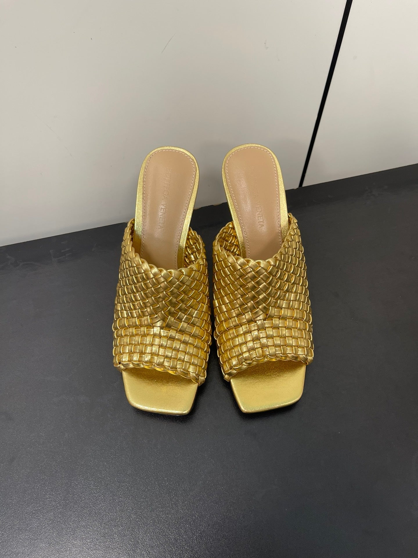 Bottega Veneta knot mule 95 gold metalic lambskin