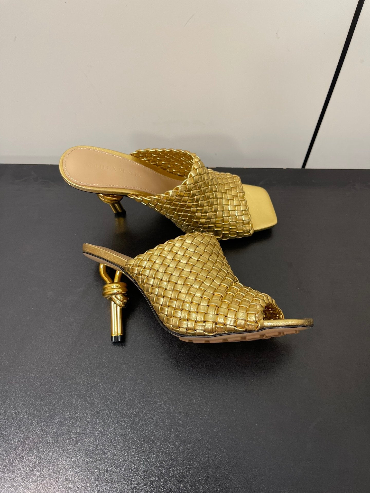 Bottega Veneta knot mule 95 gold metalic lambskin