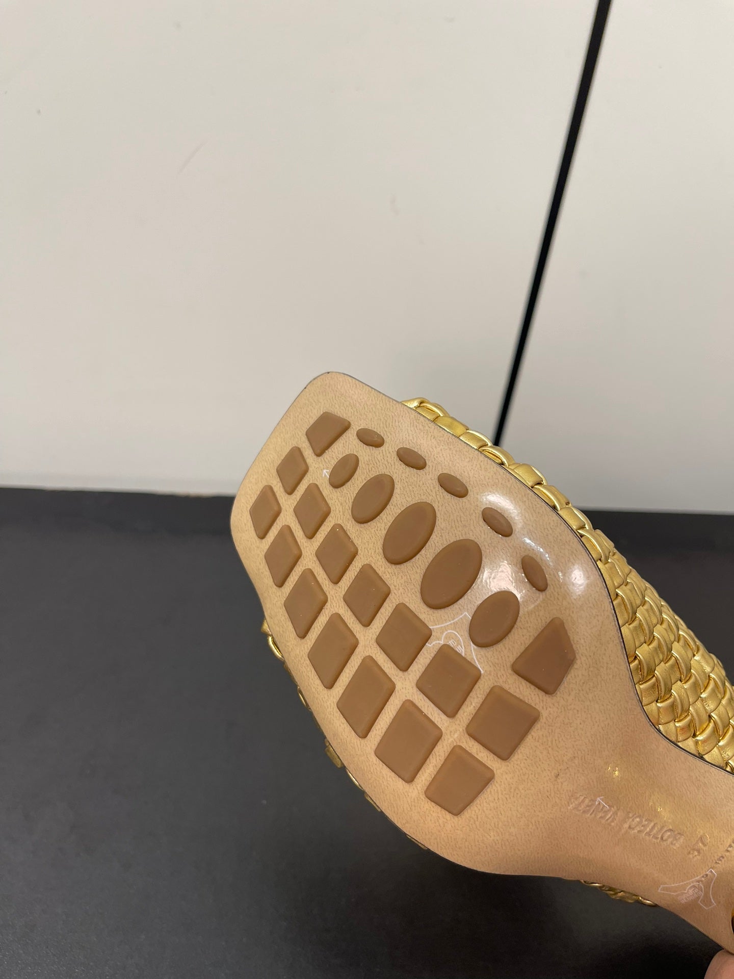 Bottega Veneta knot mule 95 gold metalic lambskin