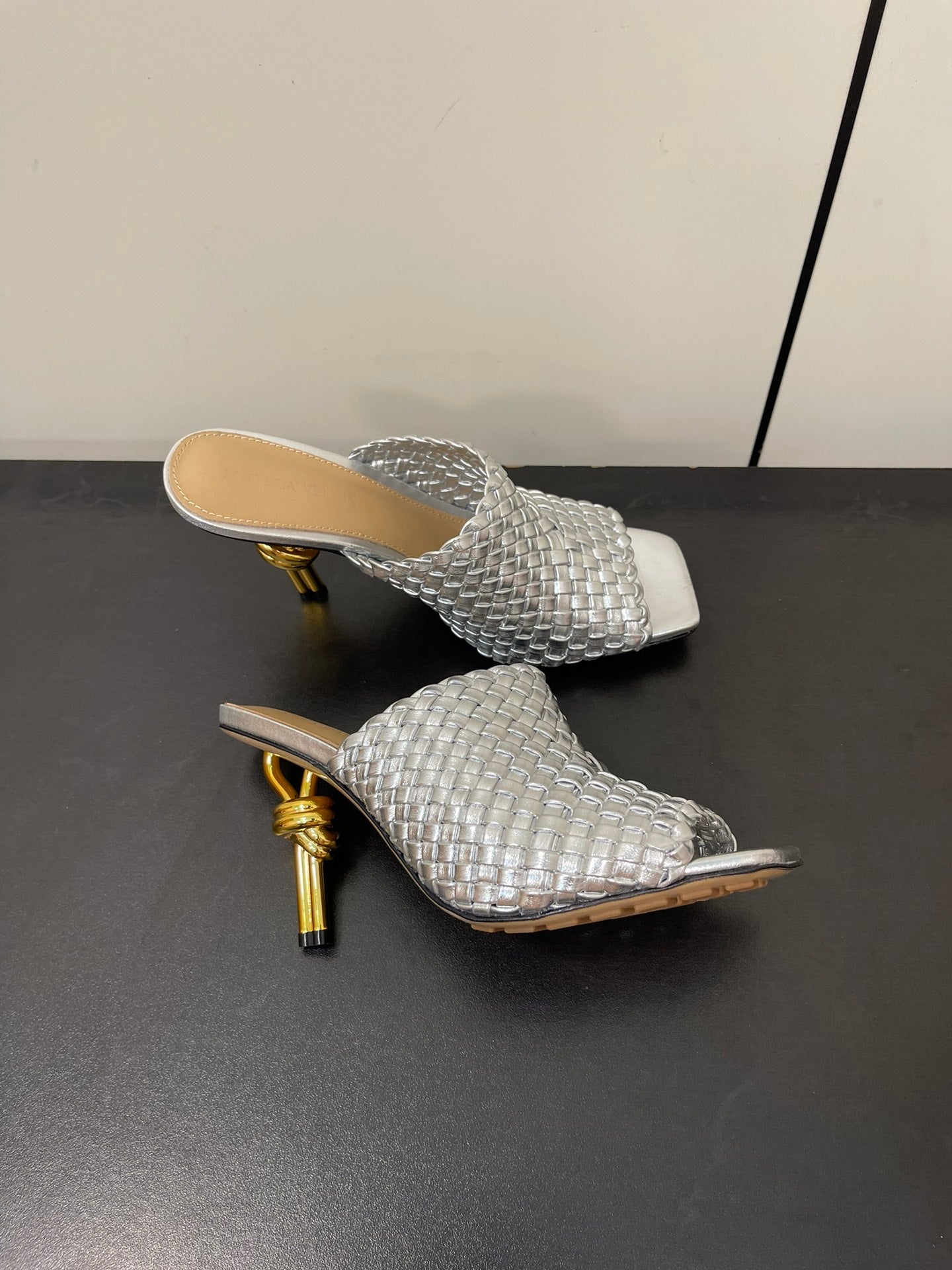 Bottega Veneta knot mule 95 silver metalic lambskin