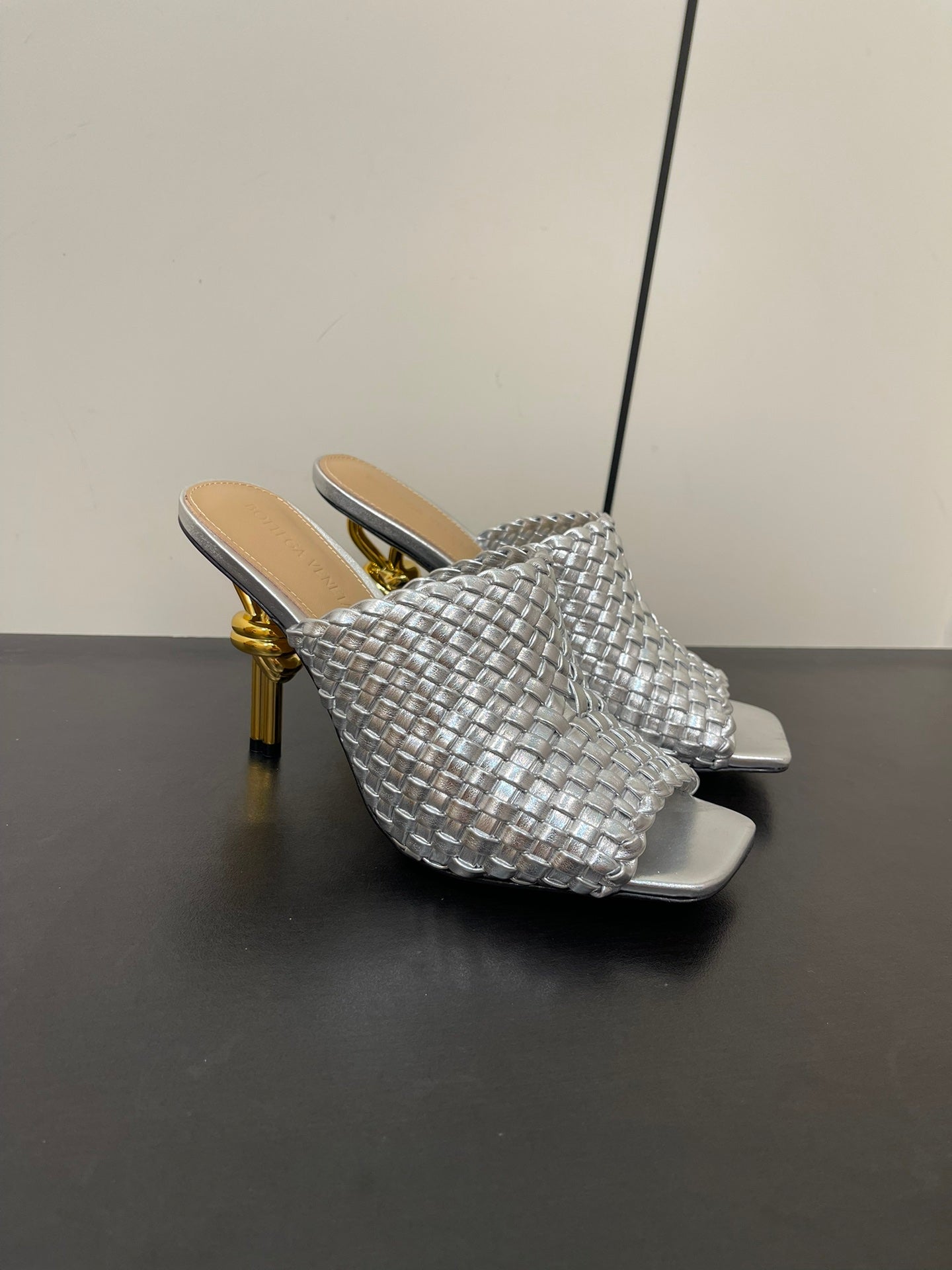 Bottega Veneta knot mule 95 silver metalic lambskin