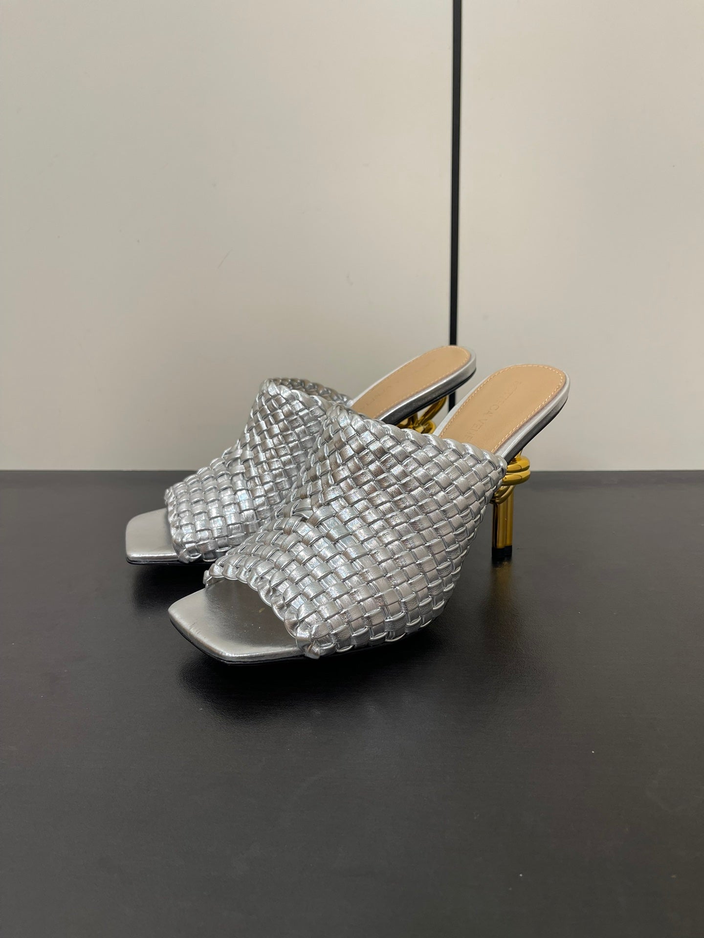 Bottega Veneta knot mule 95 silver metalic lambskin