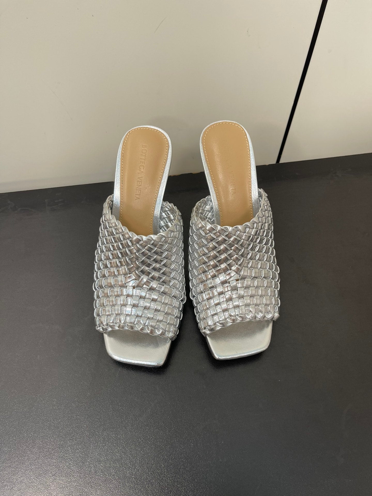 Bottega Veneta knot mule 95 silver metalic lambskin