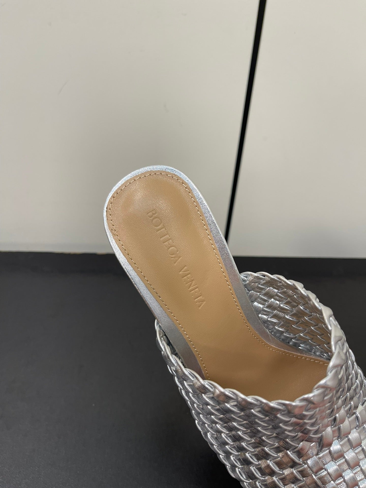 Bottega Veneta knot mule 95 silver metalic lambskin