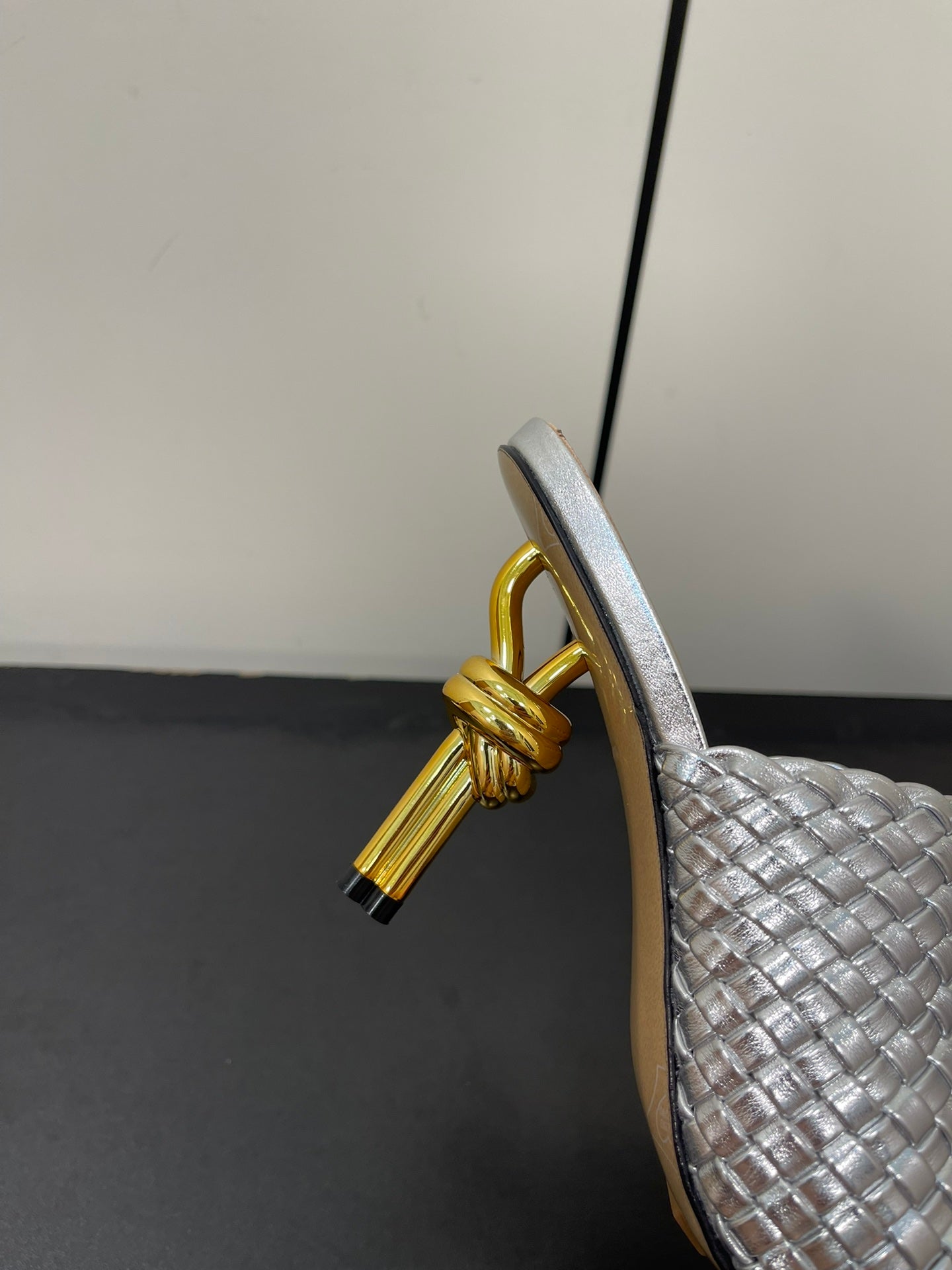 Bottega Veneta knot mule 95 silver metalic lambskin