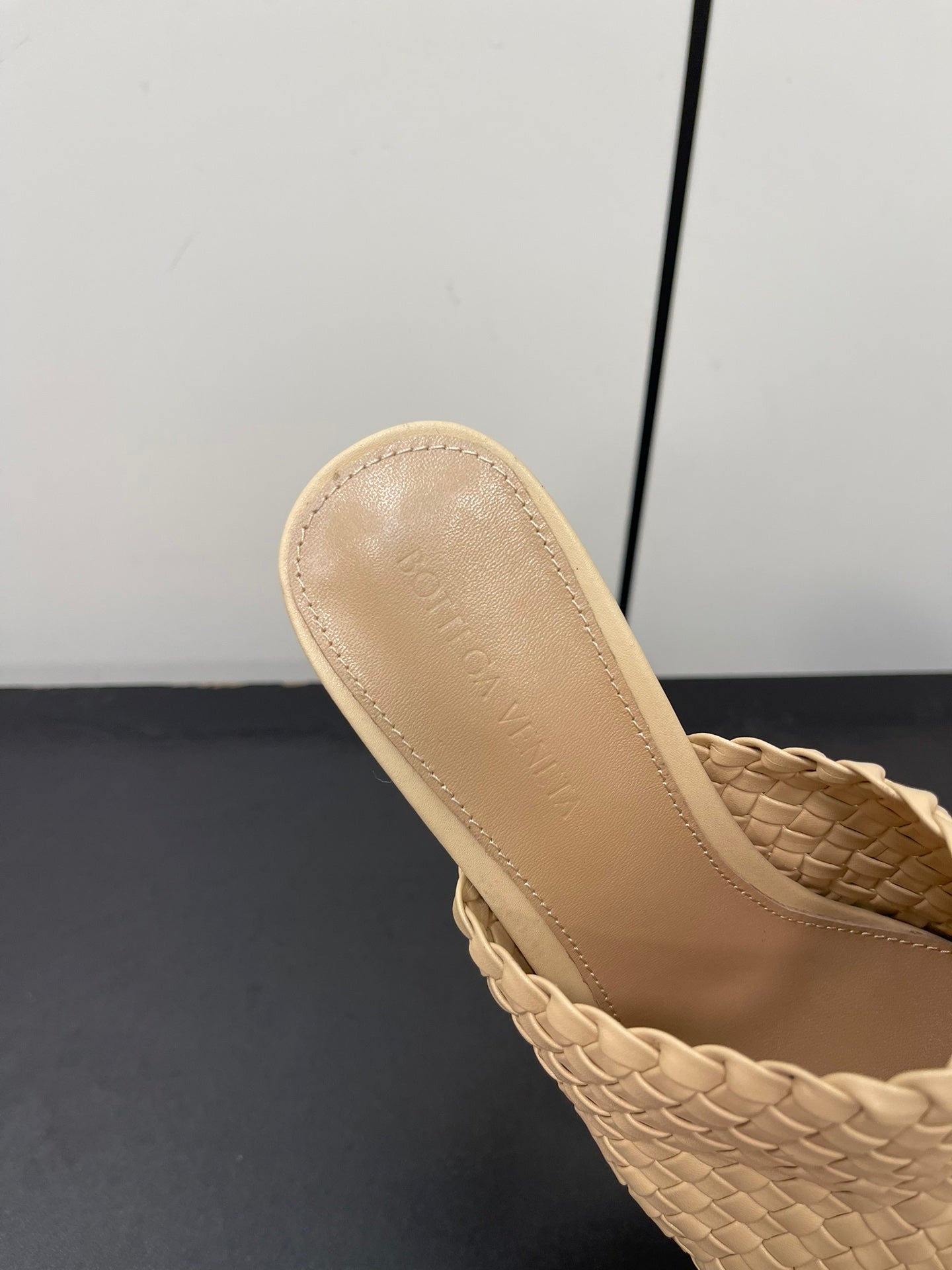Bottega Veneta knot mule 95 beige lambskin