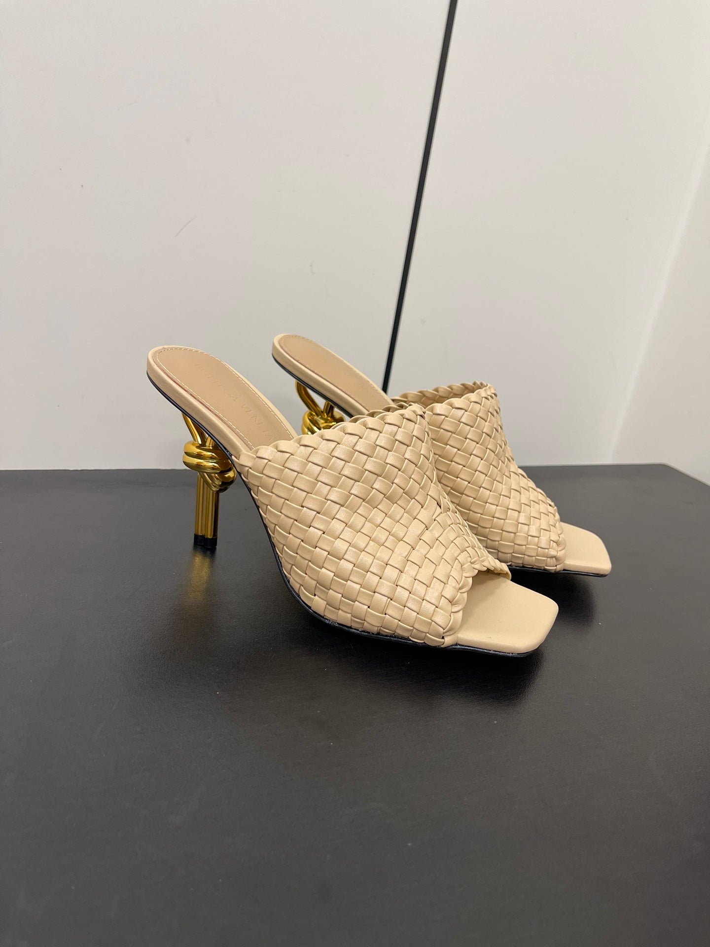 Bottega Veneta knot mule 95 beige lambskin