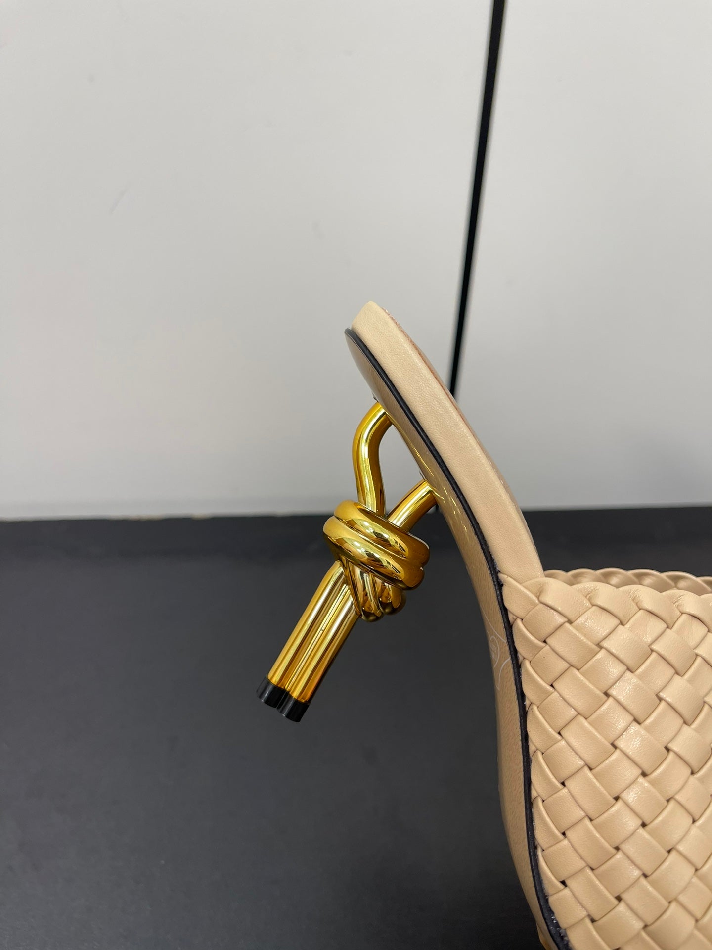 Bottega Veneta knot mule 95 beige lambskin