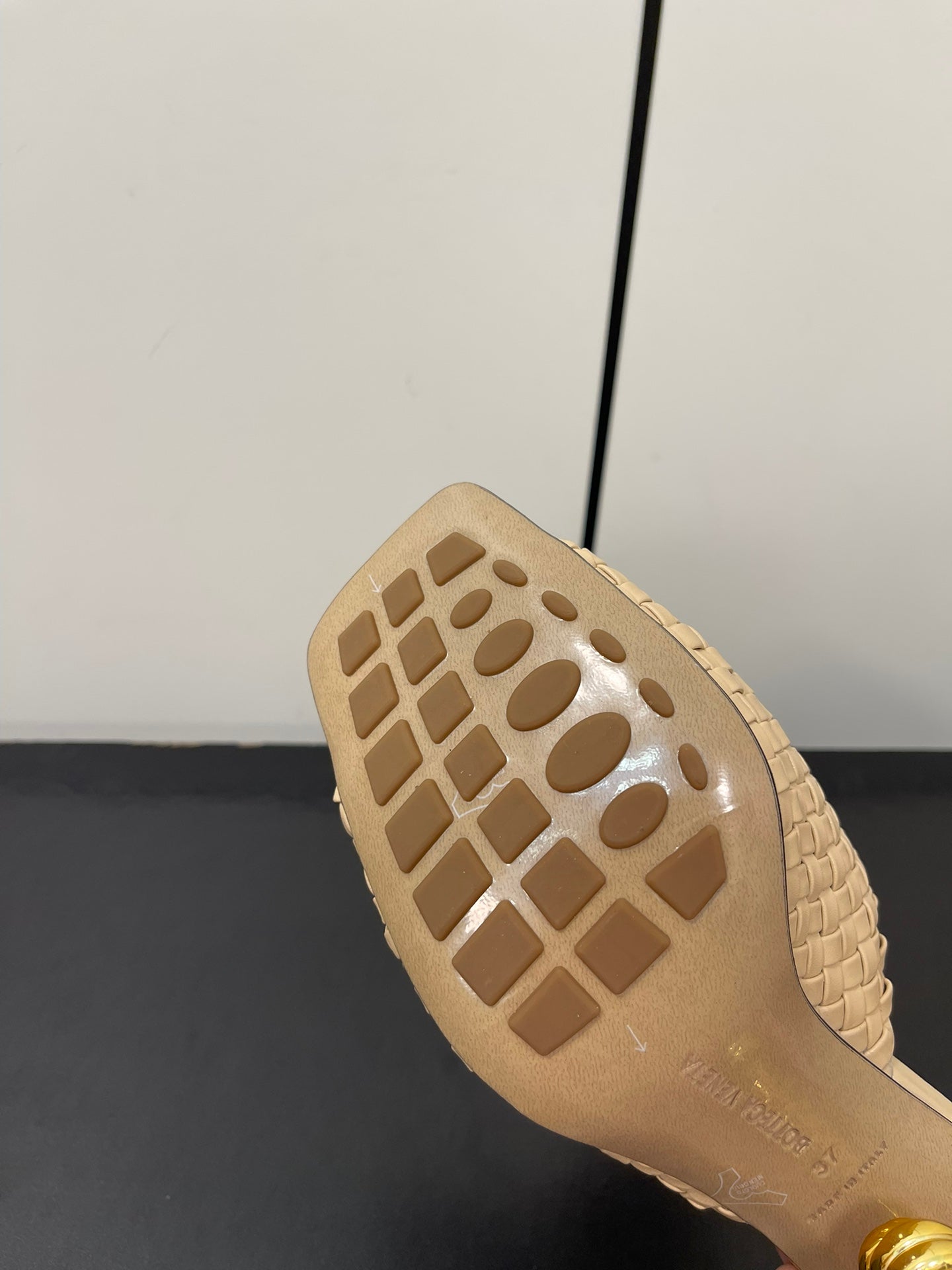 Bottega Veneta knot mule 95 beige lambskin