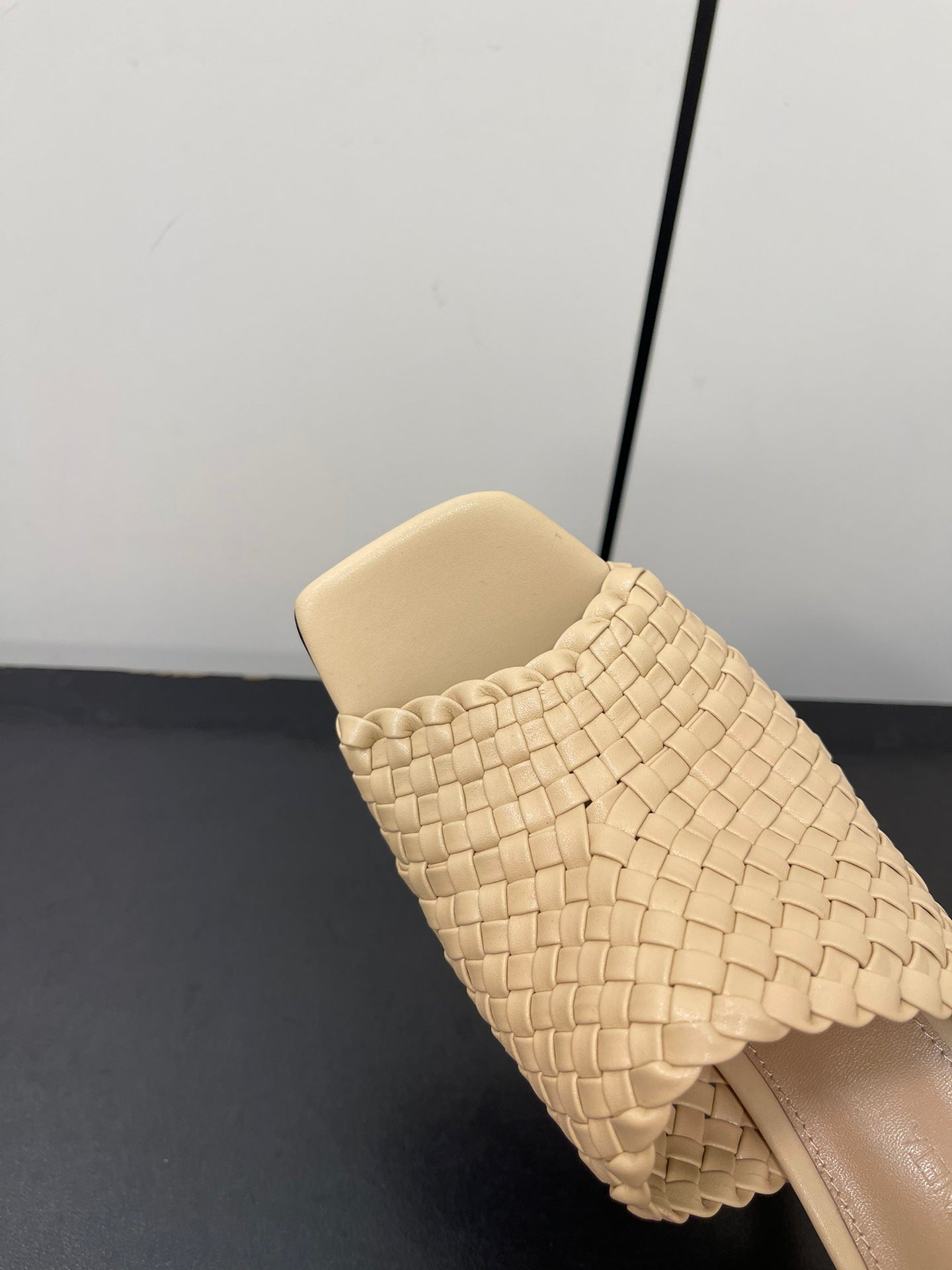 Bottega Veneta knot mule 95 beige lambskin
